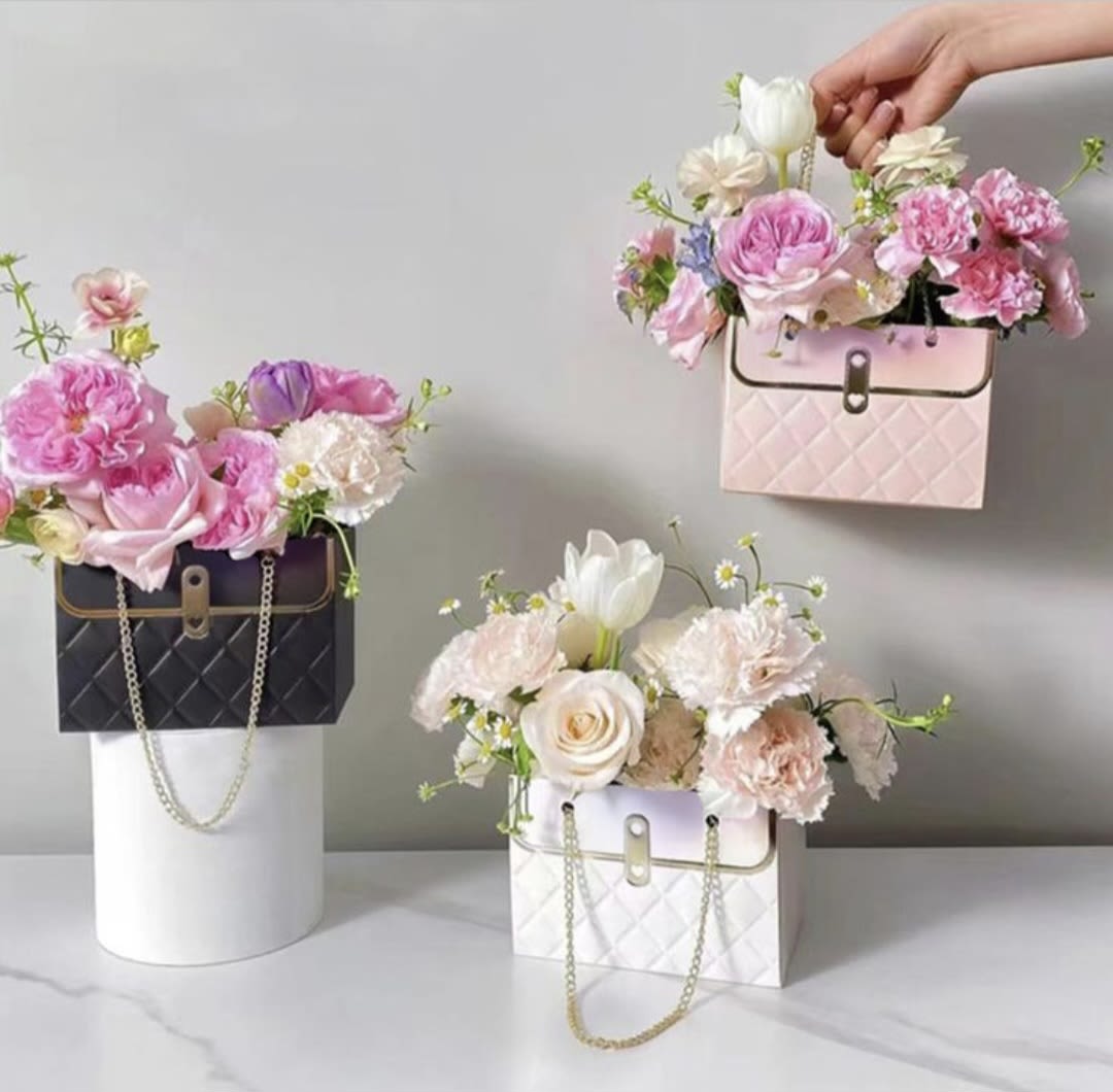 Flores en un bolso - Flores mixtas de la Temporada en una base en forma de cartera.