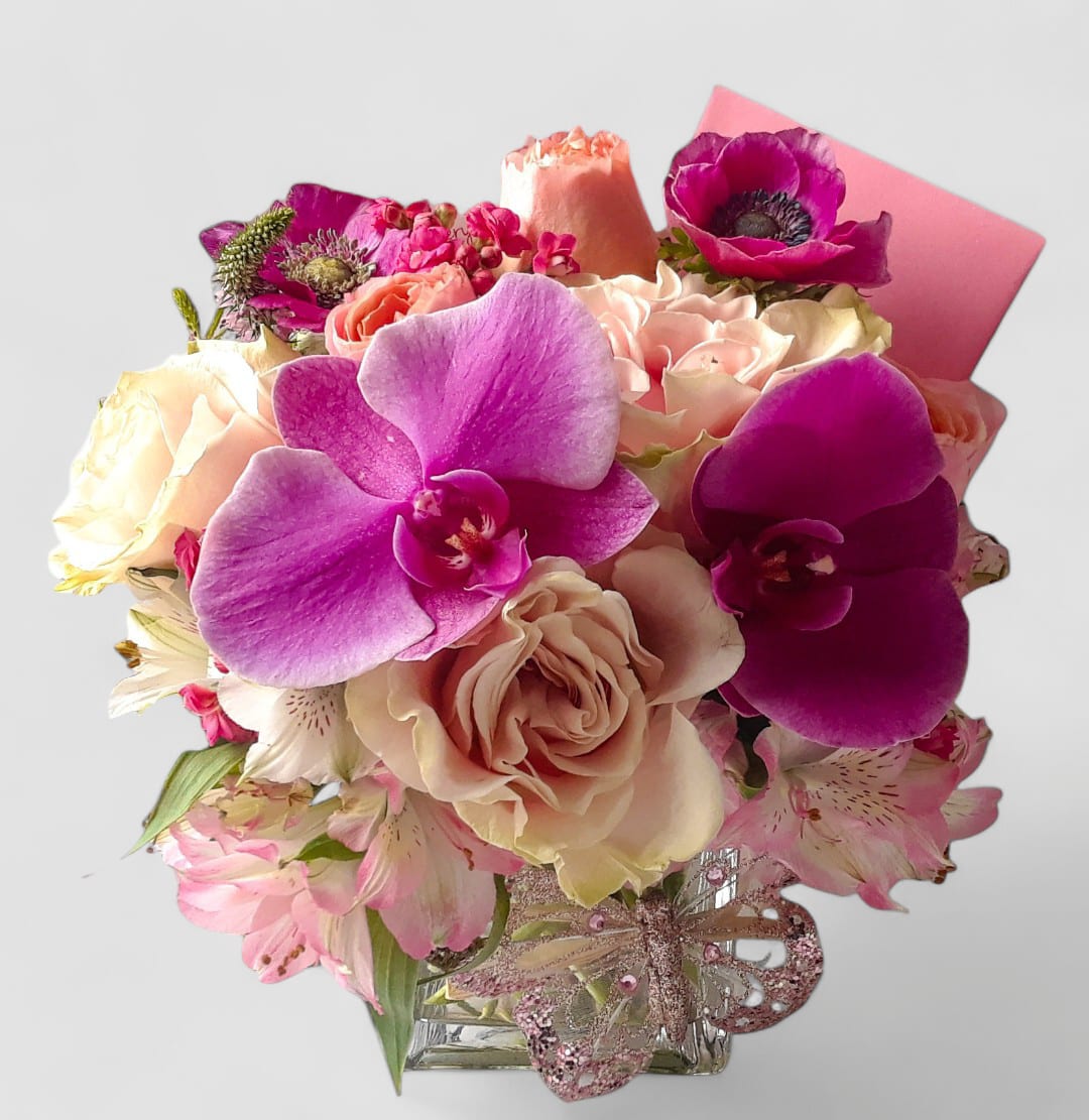 Sending Love Bouquet Designer's Choice - Pretty and sweet bouquet with roses and orchids arranged in a modern glass vase. Send happiness.