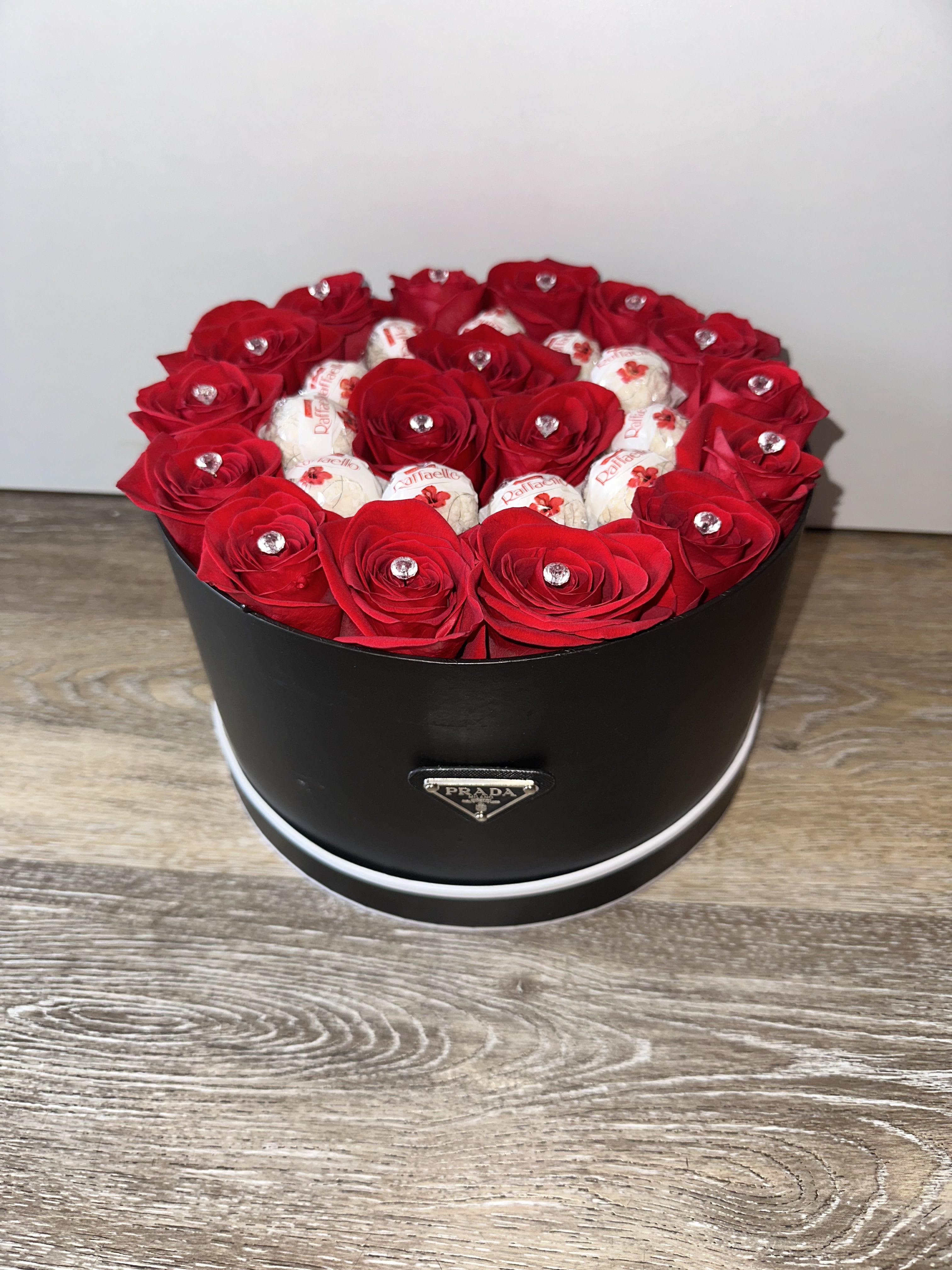PRADA BOX, BEAUTIFUL NATURAL ROSES AND RAFFAELLO CHOCOLATES PRADA BOX, BEAUTIFUL NATURAL ROSES AND RAFFAELLO CHOCOLATES - PRADA BOX, BEAUTIFUL NATURAL ROSES AND RAFFAELLO CHOCOLATES