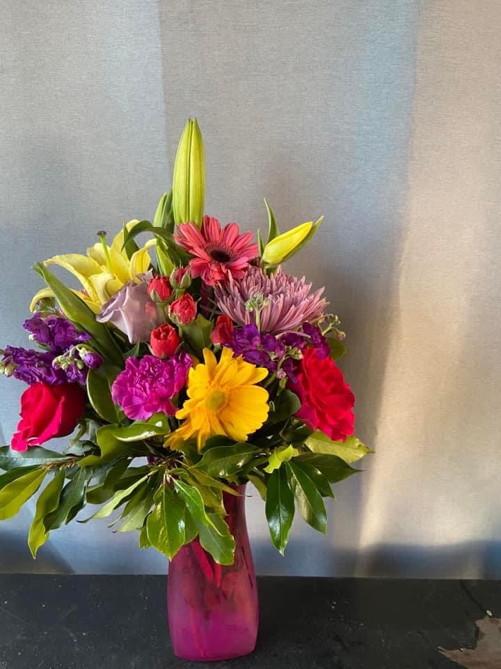 Garden Bouquet - Fresh Cut flowers in a beautiful mix of long lasting flowers arranged in a clear vase.