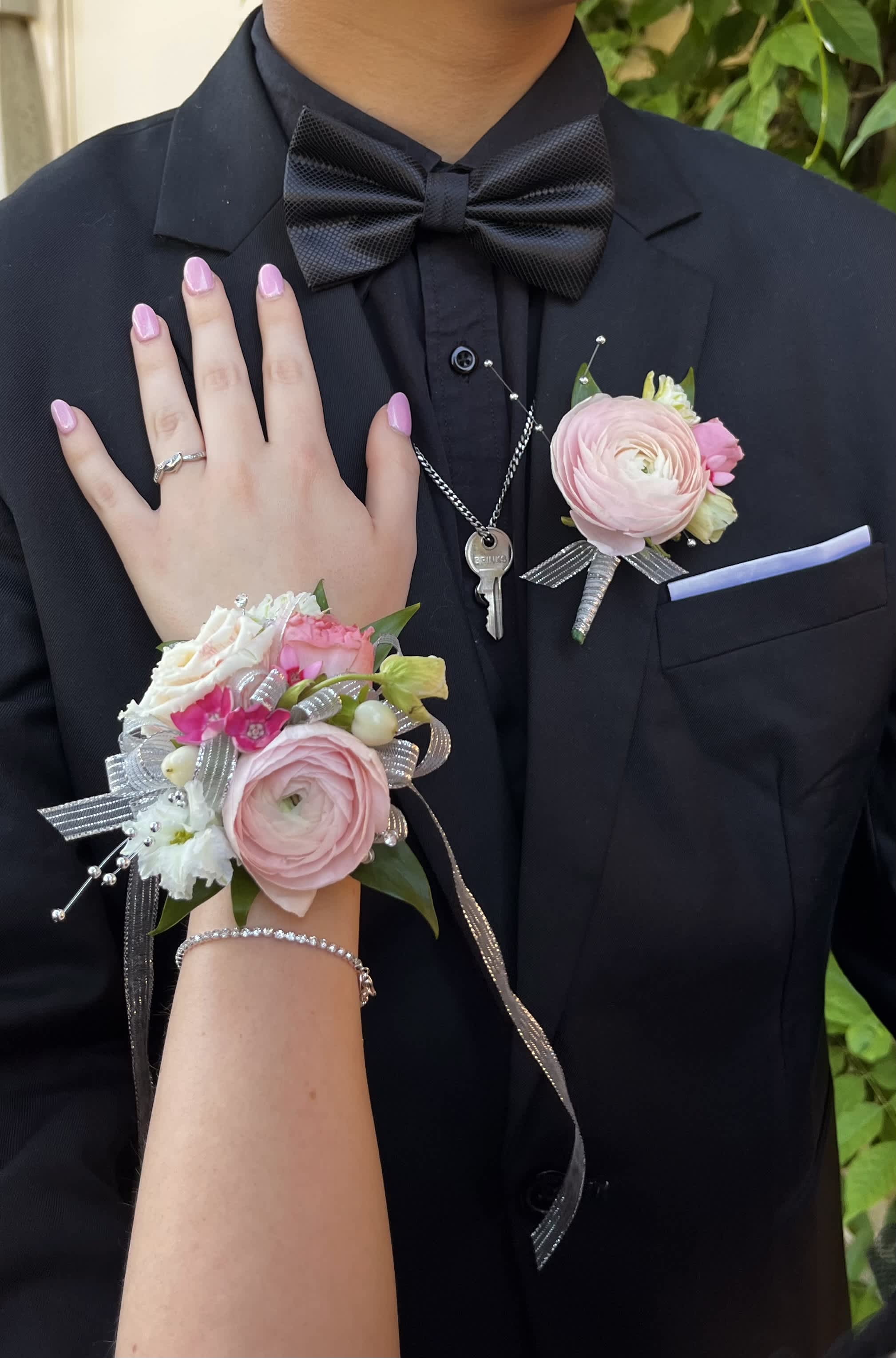 Homecoming, prom, a la carte wedding boutonniere - Finish your special dance or wedding look with a beautiful boutonnière on your lapel. Let us know your choice of colors in the special instructions and we will create something gorgeous! We appreciate a 48 hour notice to prepare your order. 