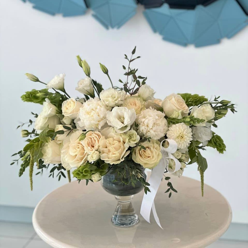 #22 Diana - Diana – it happens that you want to fit all the unsaid in one bouquet. At such moments, the Purple Rose has memorable compositions of the right size for you - voluminous flowers for great feelings. shown an actual size &quot;Deluxe&quot; Seasonal flowers can be replaced with a similar one. Vases can also be replaced with others.