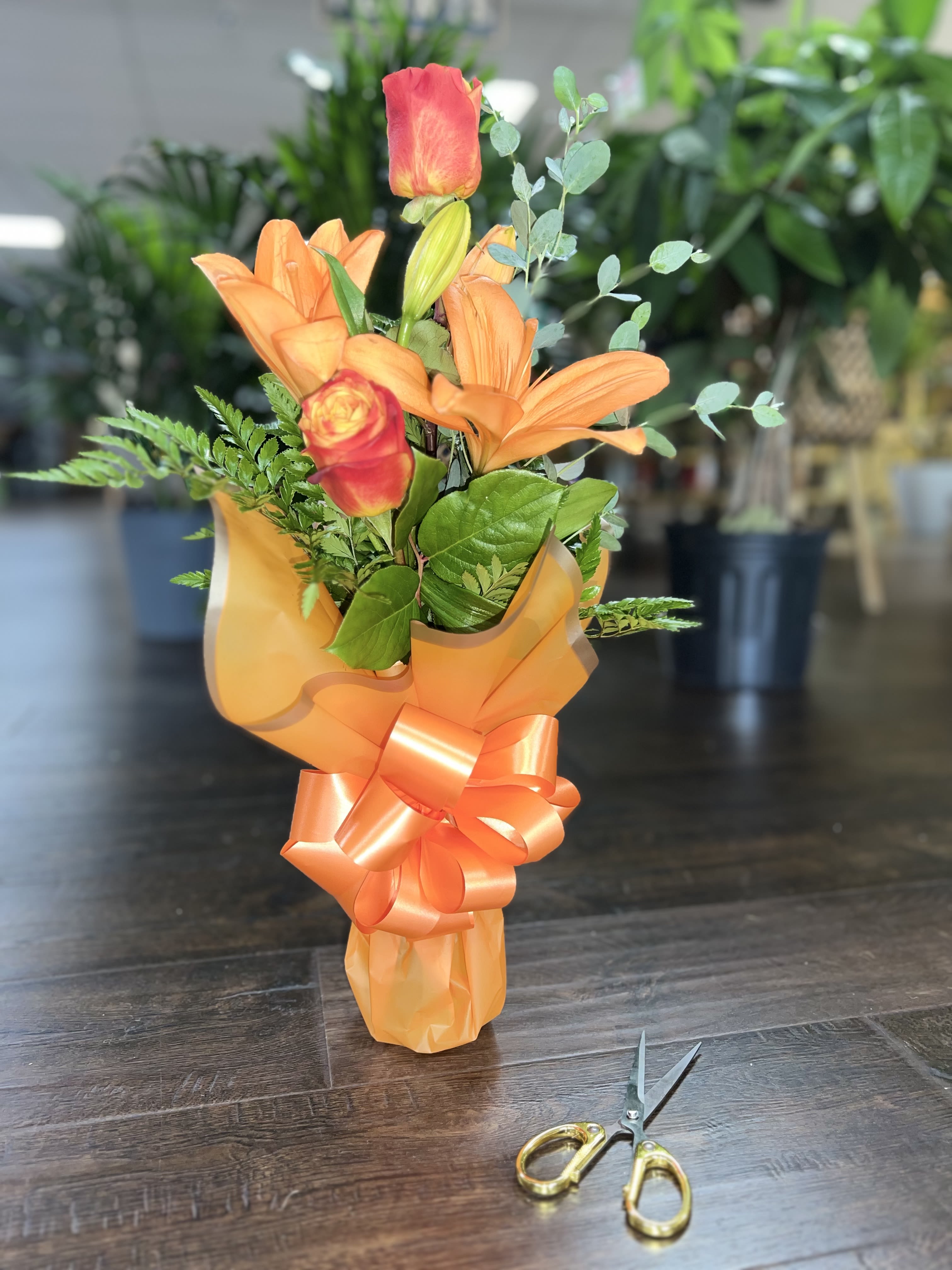 Orange Roly bouquet - 1 Lily and 2 roses in small vase cover with Korean paper