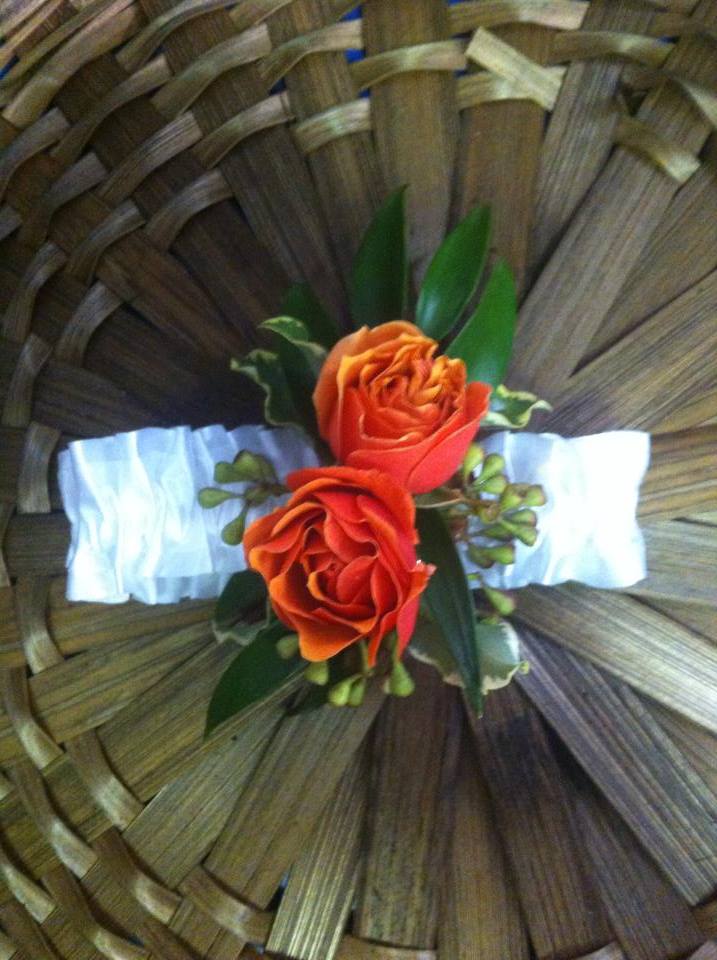 Boutonnierre armband Boutonnierre armband - Armbands are sometimes worn in lieu of the traditional pin on boutonniere for formal events and school dances. You may choose the color of the roses, available in white / ivory, pink, yellow, lavender, orange, red. Armband available in white, black, silver, & gold. Specify desired colors and theme in special instructions.