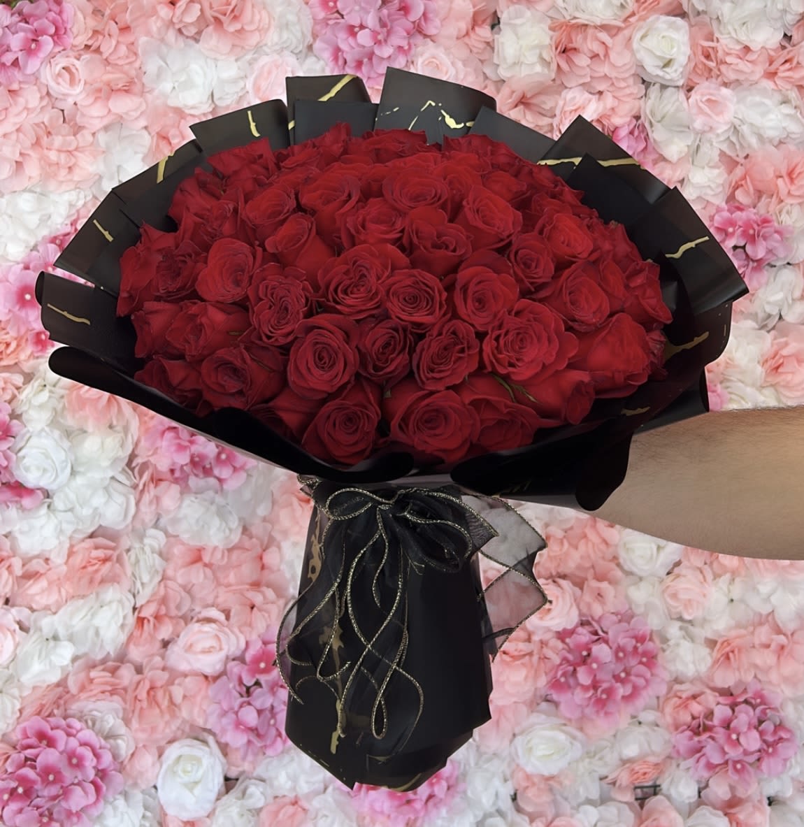75 Roses Ramo Bouquet 75 Roses Ramo Bouquet - Indulge in the elegance of 75 luxurious red roses, beautifully arranged in a stunning bouquet that is sure to captivate attention.