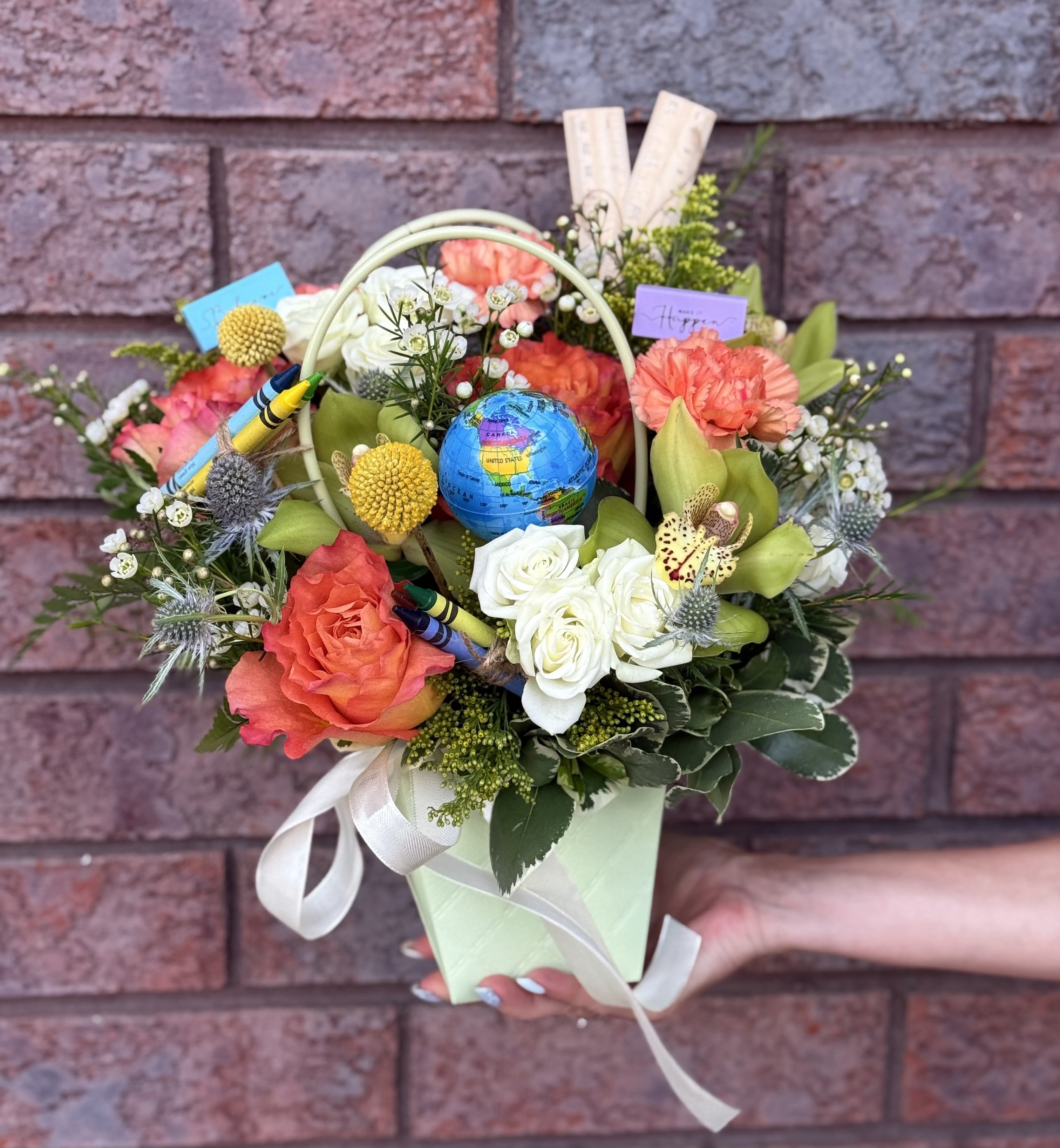 Back to school arrangement.       The photo shows the deluxe size. - The photo shows the deluxe size.