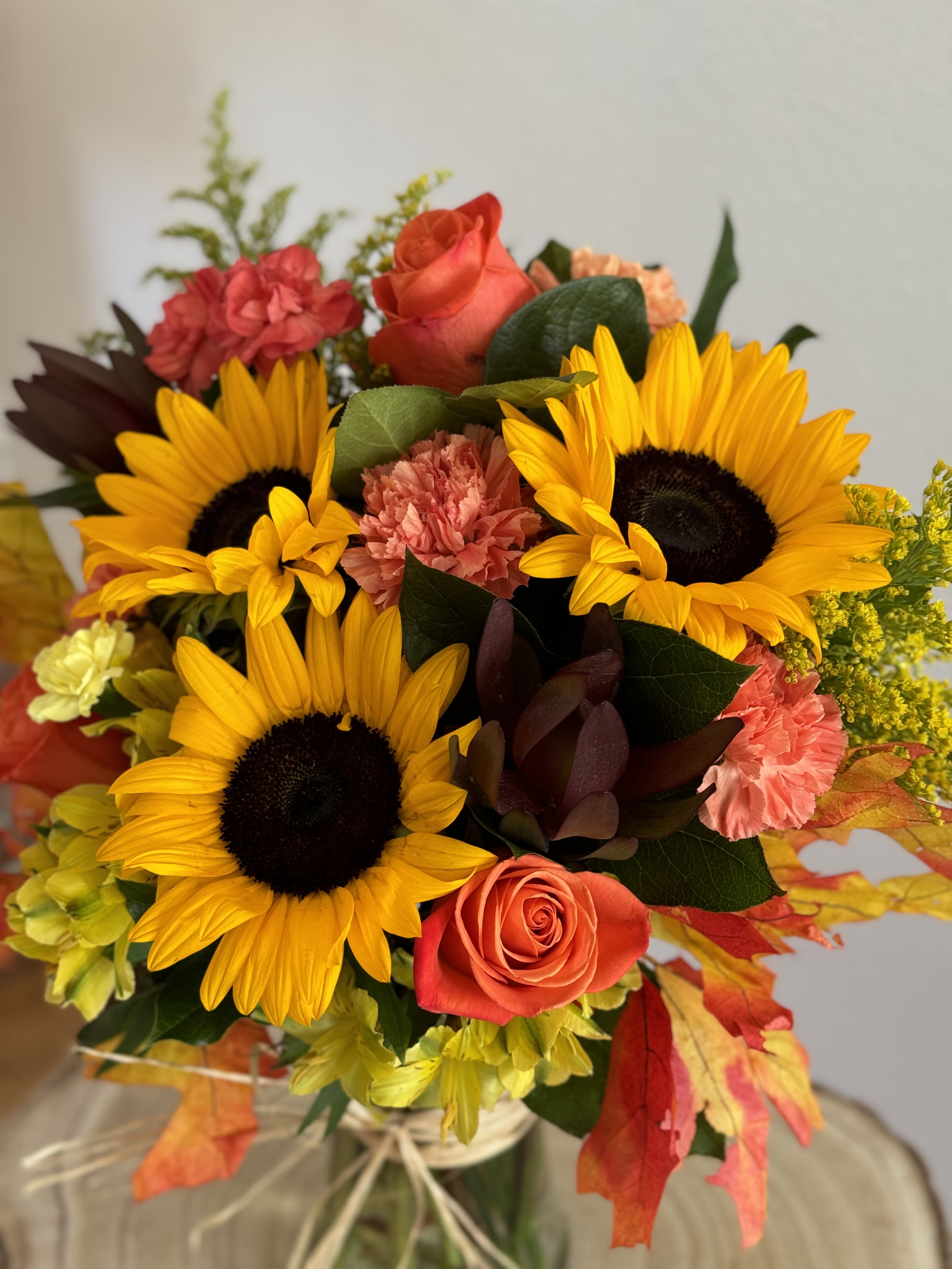 THANKSGIVING - FLORIST CHOICE   - Transforming your space with a touch of fall magic, our exquisite bouquet/centerpiece showcases stunning Ecuadorian roses and local seasonal flowers and incorporates enchanting fall touches. Picture vibrant hues of autumn leaves, warm-toned blooms, and rustic elements that capture the season's essence, all elegantly arranged in beautiful vases. Ideal for any occasion, this centerpiece will bring a special ambiance to your space and convey heartfelt appreciation to your loved ones.