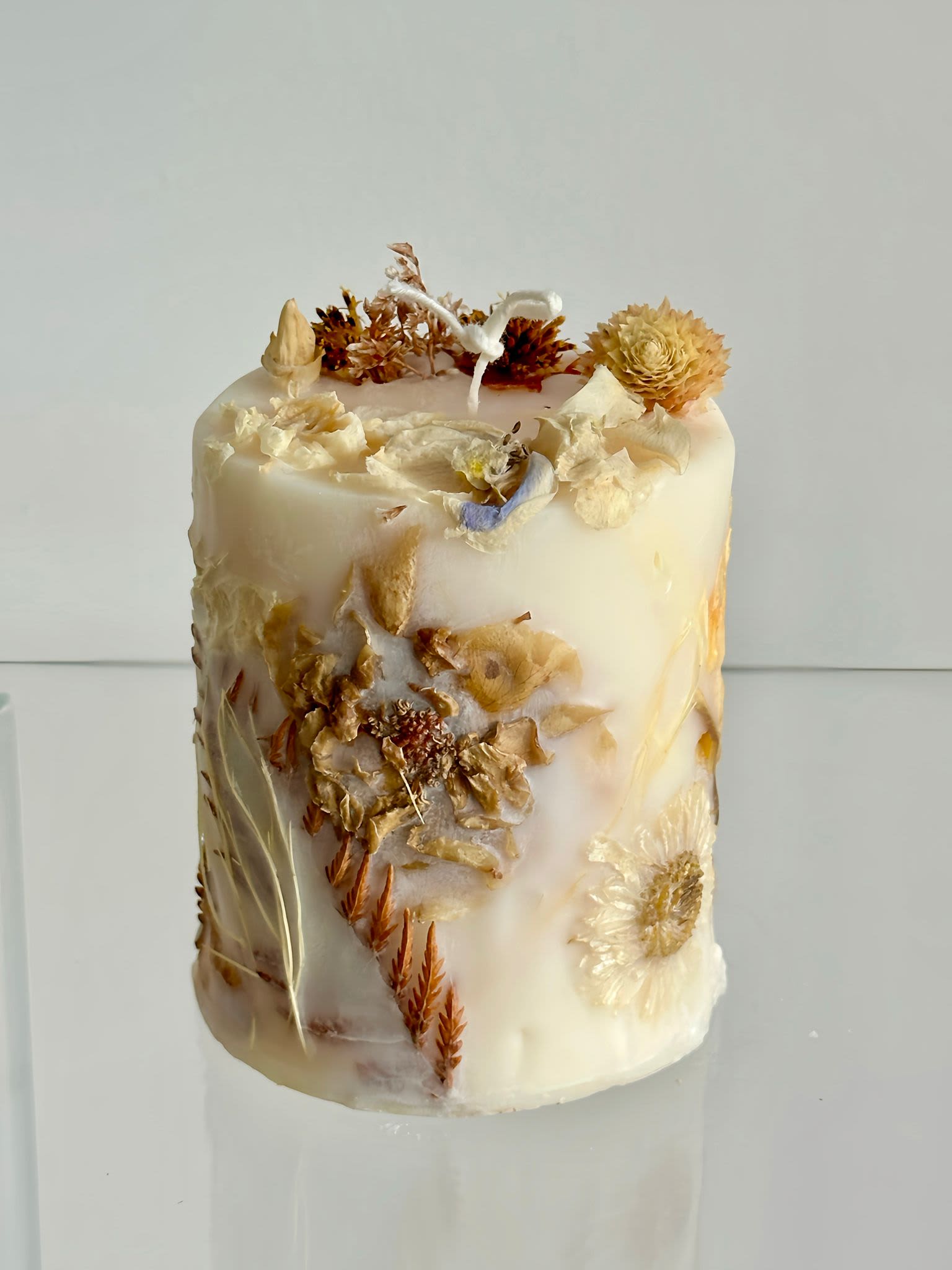 Dry Flower Candle Dry Flower Candle - Handmade with organic beeswax and a light, natural scent. Decorated with real dried flowers for a soft, timeless look — perfect for gifts or cozy spaces. Natural shades of flowers may vary.