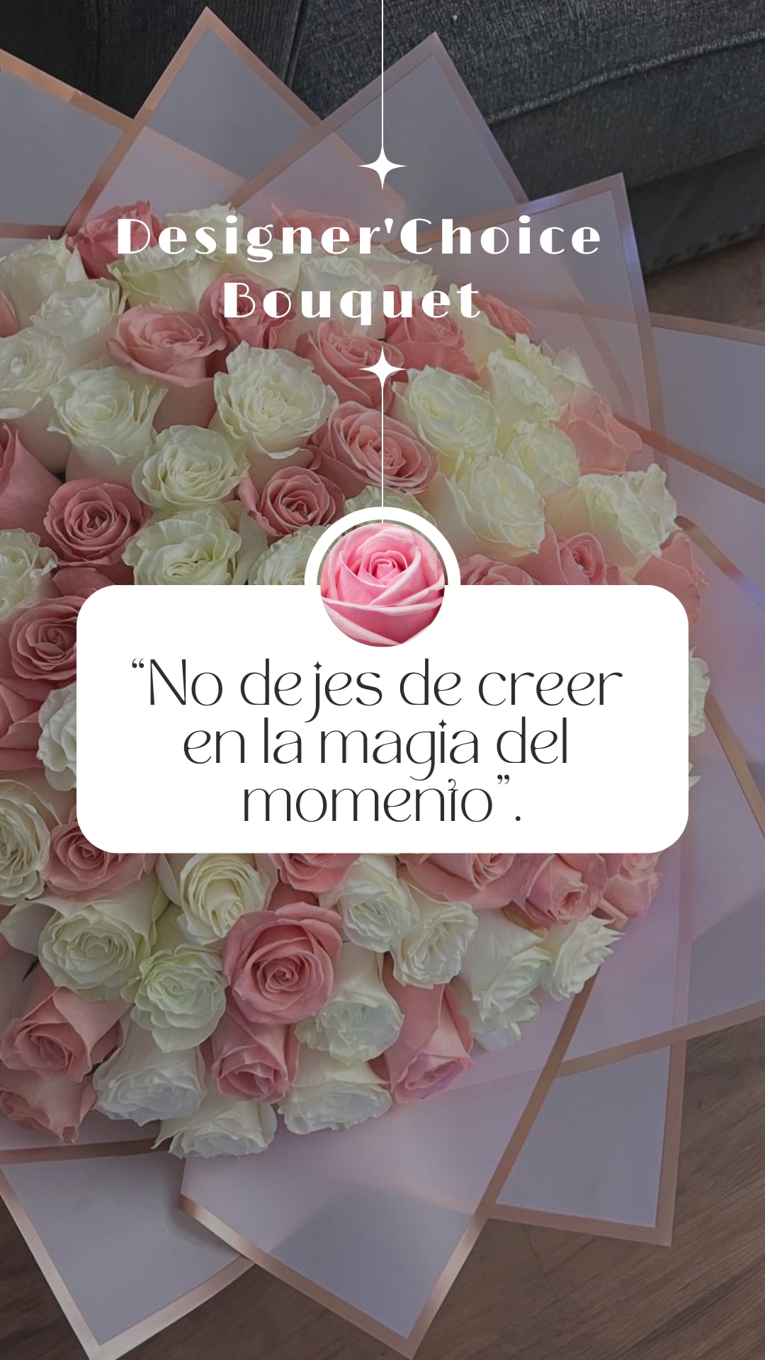 Oferta a Elección del Diseñador Oferta a Elección del Diseñador - Crea el ramo perfecto con nuestro servicio de diseño personalizado, ideal para ocasiones especiales como cumpleaños, aniversarios o simplemente para sorprender. Elige entre una amplia variedad de flores frescas, como rosas, lirios, claveles y gypsophila, en colores que reflejen tu estilo, desde tonos pastel hasta vibrantes combinaciones. Nuestra diseñadora trabajará contigo para dar vida a tu visión, añadiendo detalles únicos como lazos, decoraciones doradas o cintas personalizadas con mensajes especiales. Disponible en tamaños pequeños, medianos y grandes, cada arreglo se entrega con un empaque elegante y una nota opcional. ¡Haz que cada momento sea inolvidable con un ramo diseñado exclusivamente para ti! - Flores: Personalizable (rosas, lirios, claveles, gypsophila, etc.). - Colores: A tu elección (pasteles, vibrantes o mixtos). - Detalles: Lazos, decoraciones y mensajes personalizados. - Tamaños: Pequeño, mediano, grande. - Ocasión: Cumpleaños, aniversarios, regalos sorpresa.