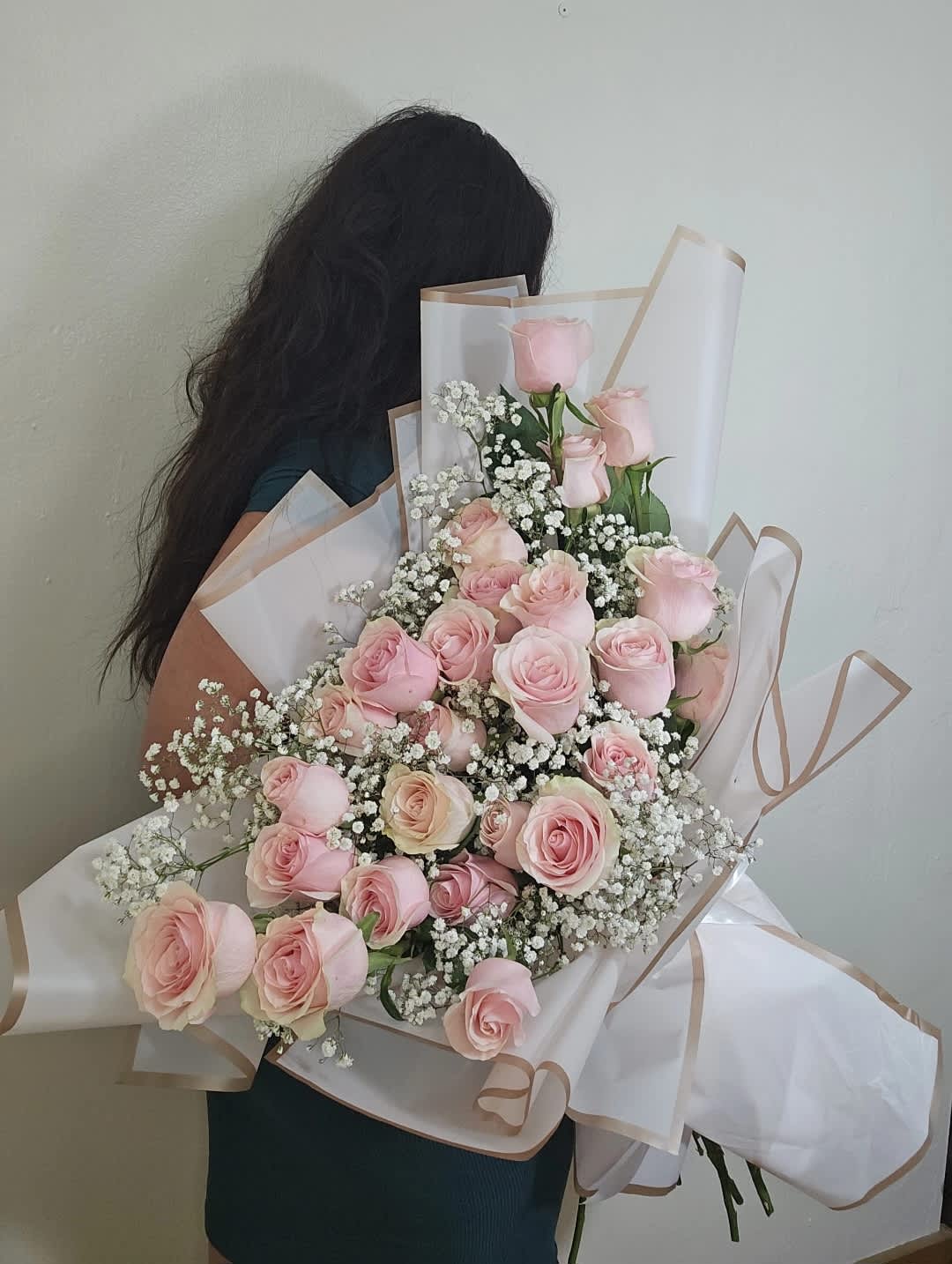 Elegancia sutil Elegancia sutil - Descubre la belleza serena y pura de nuestro Ramo de Flores en Tonos Claros, una colección meticulosamente diseñada para capturar la esencia de la delicadeza y la elegancia. En este arreglo, cada flor ha sido elegida por su significado especial y su paleta de colores suaves, creando una sinfonía de tonalidades pálidas que hablan al alma. Este ramo incorpora flores de la más alta calidad en una paleta de blancos cremosos, rosas suaves, amarillos pálidos, entretejiendo la simplicidad con el lujo discreto. Las flores que componen este arreglo pueden incluir rosas de jardín, peonías, lirios, y otros complementos estacionales, cada uno aportando su propia textura y tonalidad para un efecto visual armonioso. Creado con la intención de transmitir paz y tranquilidad, este ramo es un oasis visual de calma, ideal para cualquier entorno o ocasión. Elegimos únicamente flores de temporada frescas y de la más alta calidad, garantizando su durabilidad y belleza prolongada. Cada ramo es hecho a mano por nuestros floristas expertos, asegurando que cada arreglo sea único y personal.