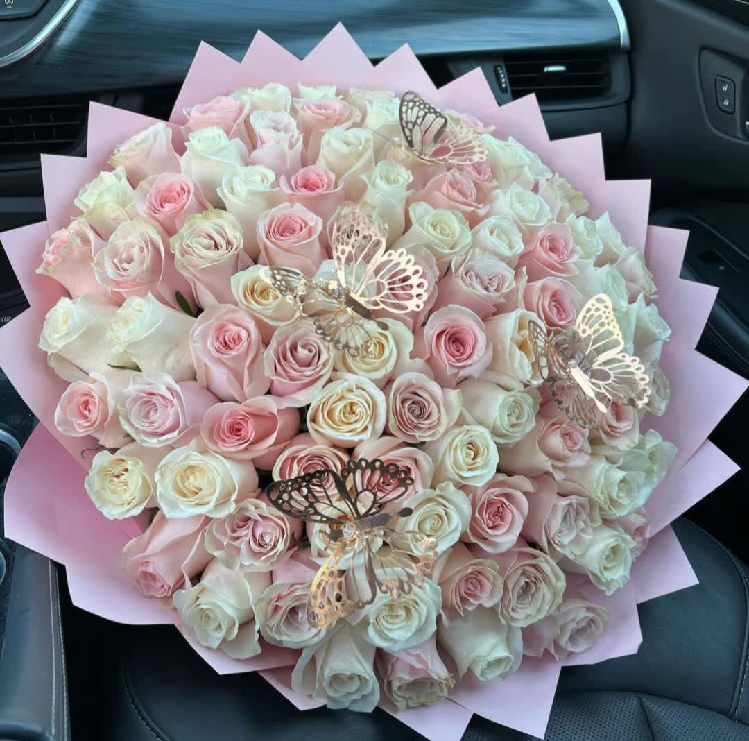 Cien Razones para amar: Ramo de Rosas Blancas y Rosadas - Celebre la belleza y la elegancia con nuestro impresionante ramo de 100 rosas blancas y rosadas. Este cautivador arreglo floral combina la pureza y la inocencia de las rosas blancas con la delicadeza y el encanto de las rosas rosadas, creando una expresión de amor, gratitud o admiración.  Cada rosa ha sido seleccionada cuidadosamente por su frescura y suavidad, garantizando una experiencia visual y táctil excepcional. Las tonalidades blancas y rosadas se entrelazan armoniosamente en este ramo, creando un efecto visual fascinante y lleno de serenidad.  Ya sea para expresar sus sentimientos a un ser querido, celebrar una ocasión especial o simplemente para alegrar el día de alguien, este ramo es la elección perfecta. Su belleza atemporal y su fragancia delicada llenarán cualquier espacio con una atmósfera de dulzura y romanticismo.  Deleite sus sentidos y deleite a quienes ama con nuestro ramo de 100 rosas blancas y rosadas. Un regalo que seguramente será recordado y apreciado por mucho tiempo.