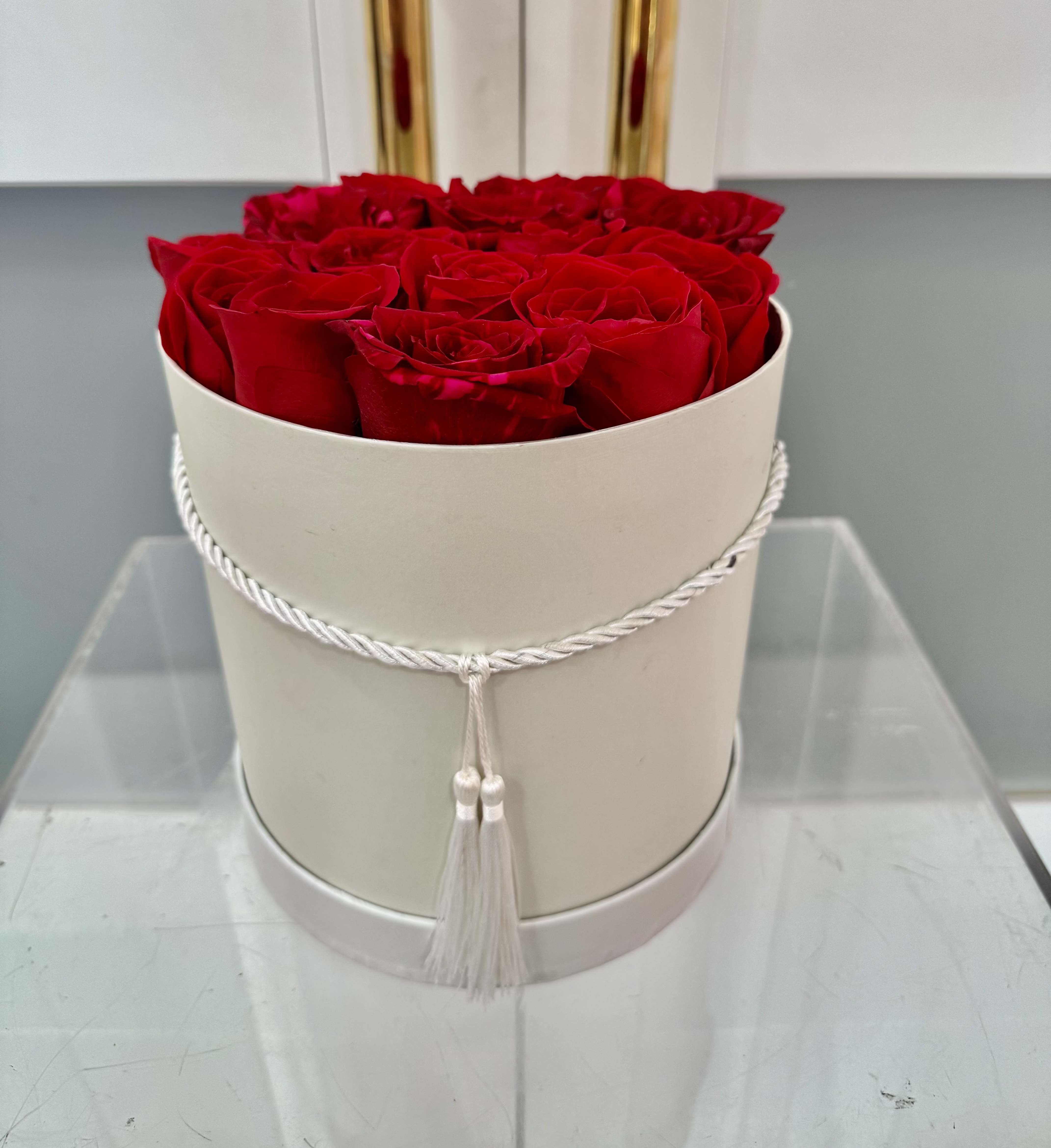Luxe Rose Box - Standard - Small box with approximately 10 premium Ecuadorian roses Deluxe- Medium box with approximately 15 premium Ecuadorian roses Premium- Large box with approximately 20 premium Ecuadorian roses  ***Rose Color can be change upon request (Ex. Pink, white, yellow, blue)