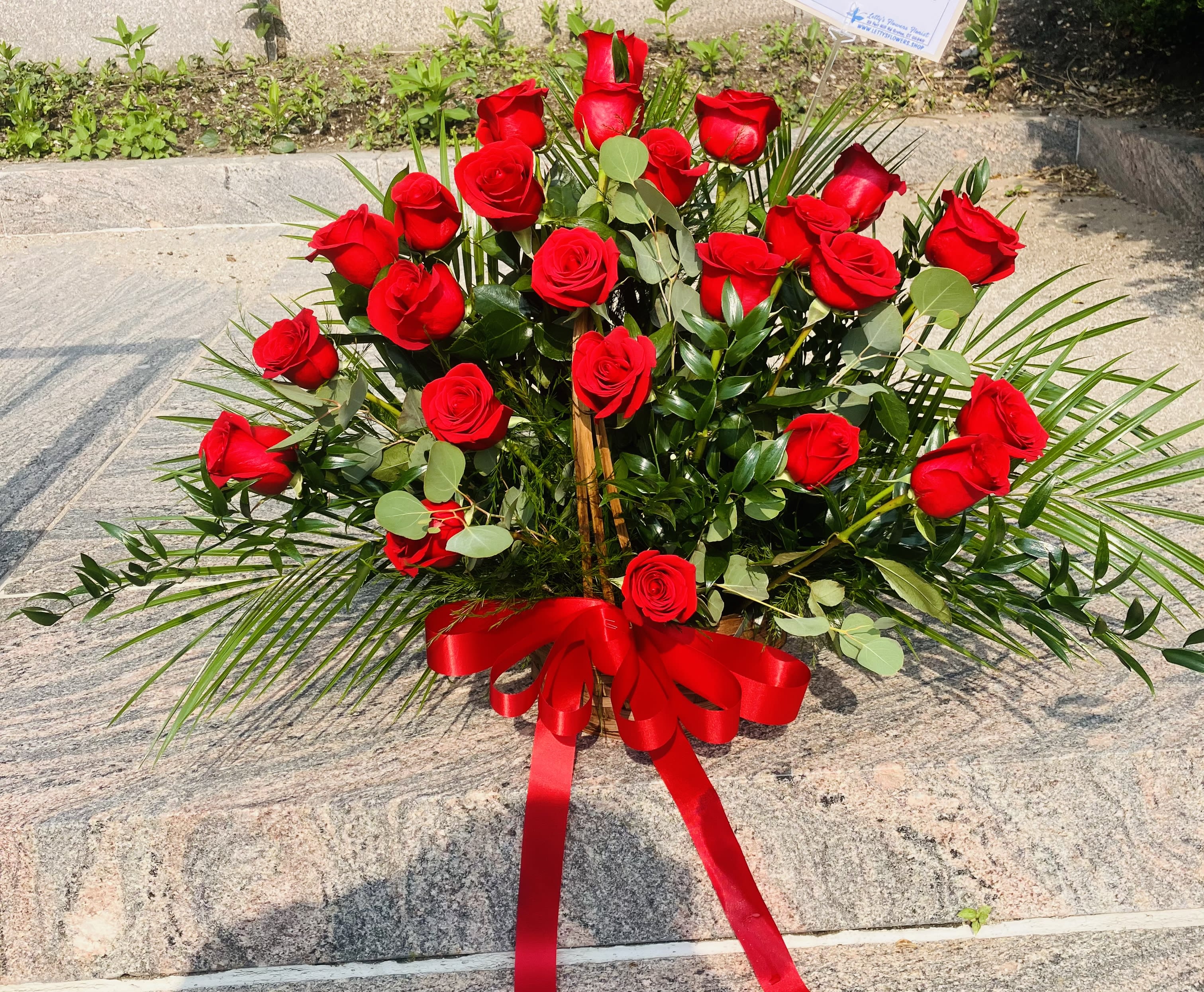Basket of Passion with Roses - Basket of roses with Unilateral handle, fan-shaped. All the red roses. Two dozen. Includes red bow. We also have colors: White, yellow, lavender, orange, hot pink, pink (Indicate your preferred color in special instructions)