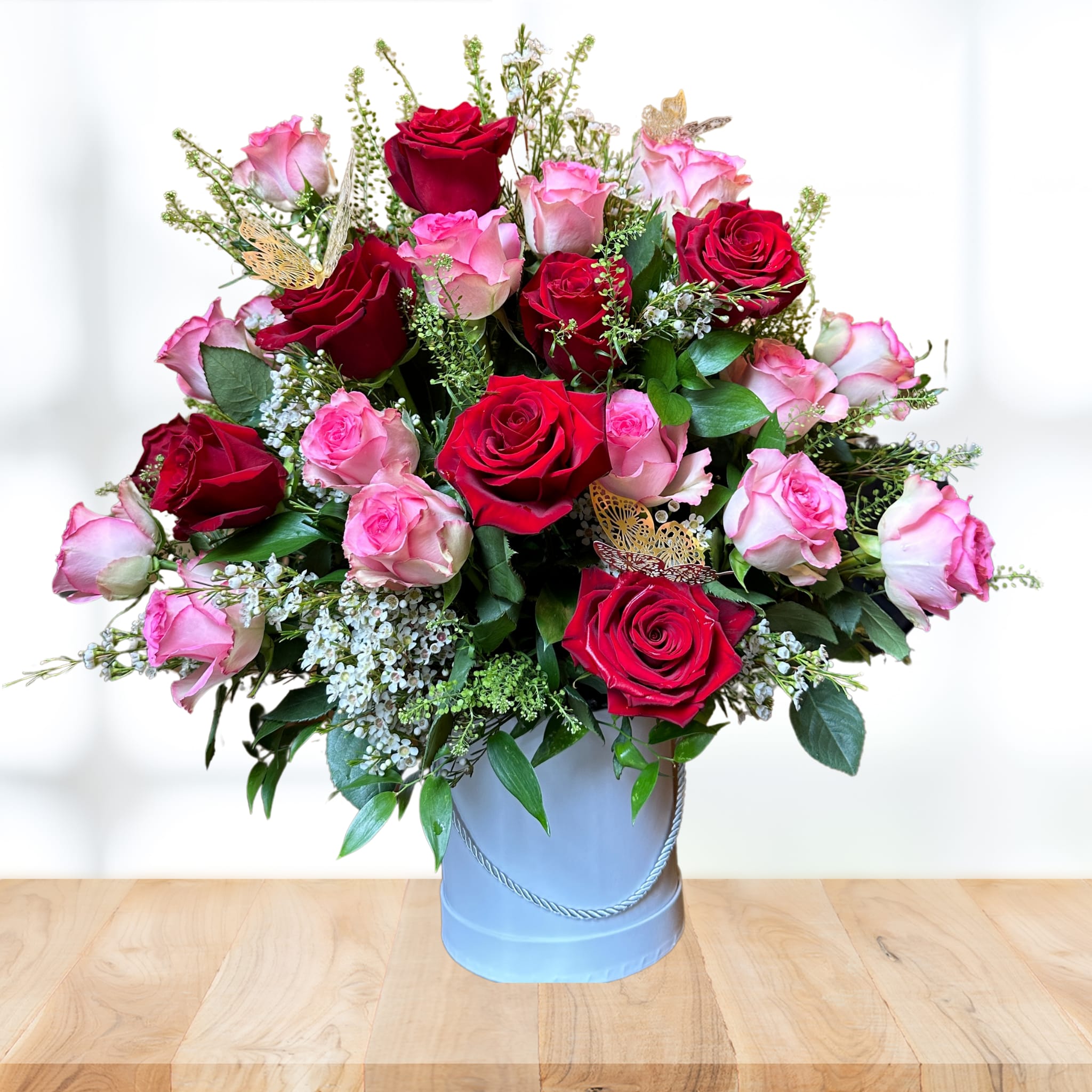 Caja de 24 rosas con mariposas Long Island, New York - Esta hermosa caja de rosas es un detalle muy bonito para cualquier ocasión. La puedes hacer unicamente con rosas en un solo color o de dos colores.