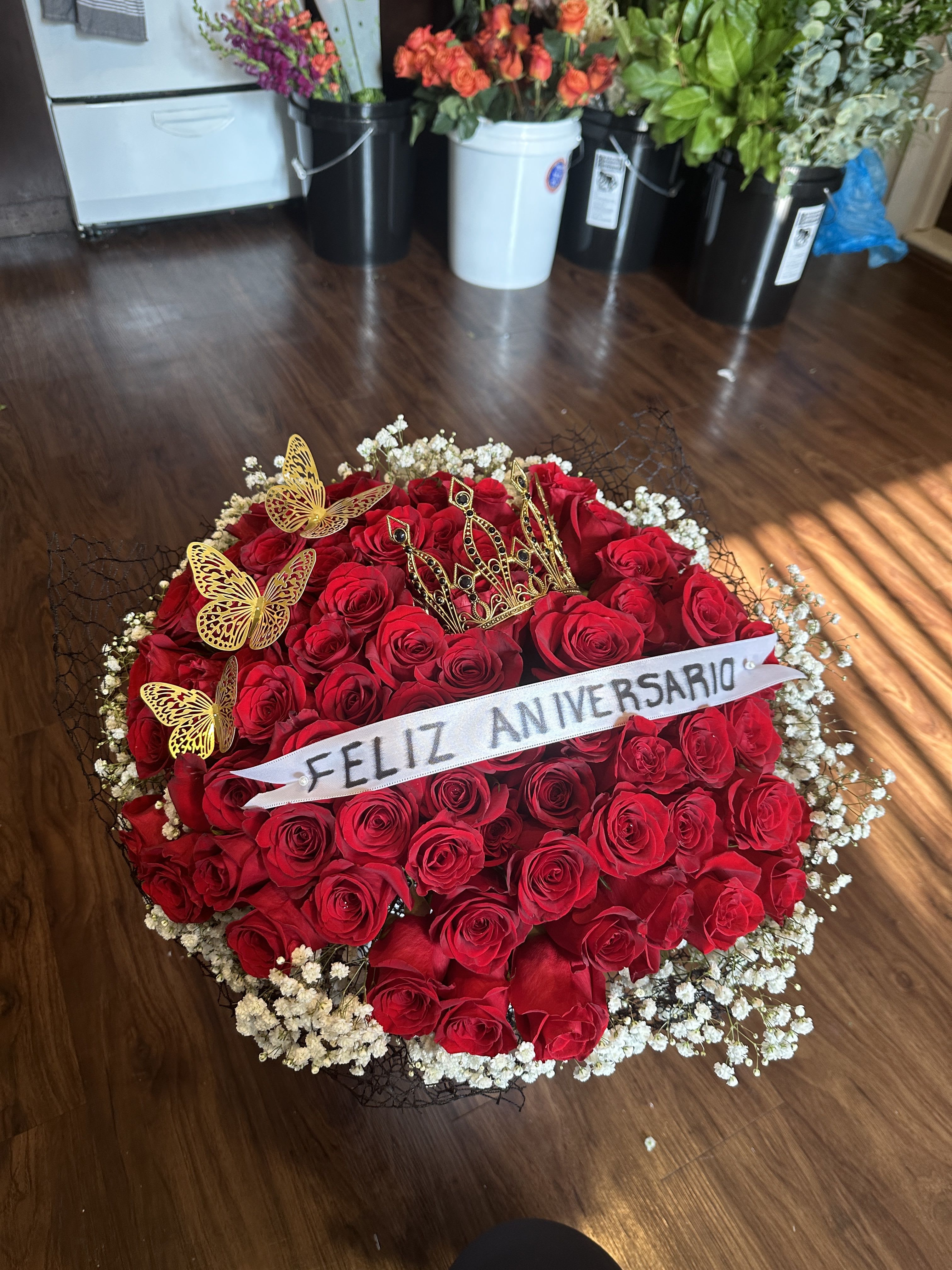 Ramo Buchón (75 rosas) - Este es un hermoso y delicado ramo compuesto de 75 rosas de tallo largo, corona y mariposas. Si deseas Texto en el listón, agrégalo a la caja de descripcion o comunicate via telefono o e-mail conmigo.  Las imágenes son como punto de referencia, podrán existir ligeras variaciones en el diseño que recibirás.  Seleccionarás la fecha de envío en el siguiente paso. Los cargos por envíos se calculan en la pantalla donde realizarás el pago.  El arreglo incluye todos los accesorios.