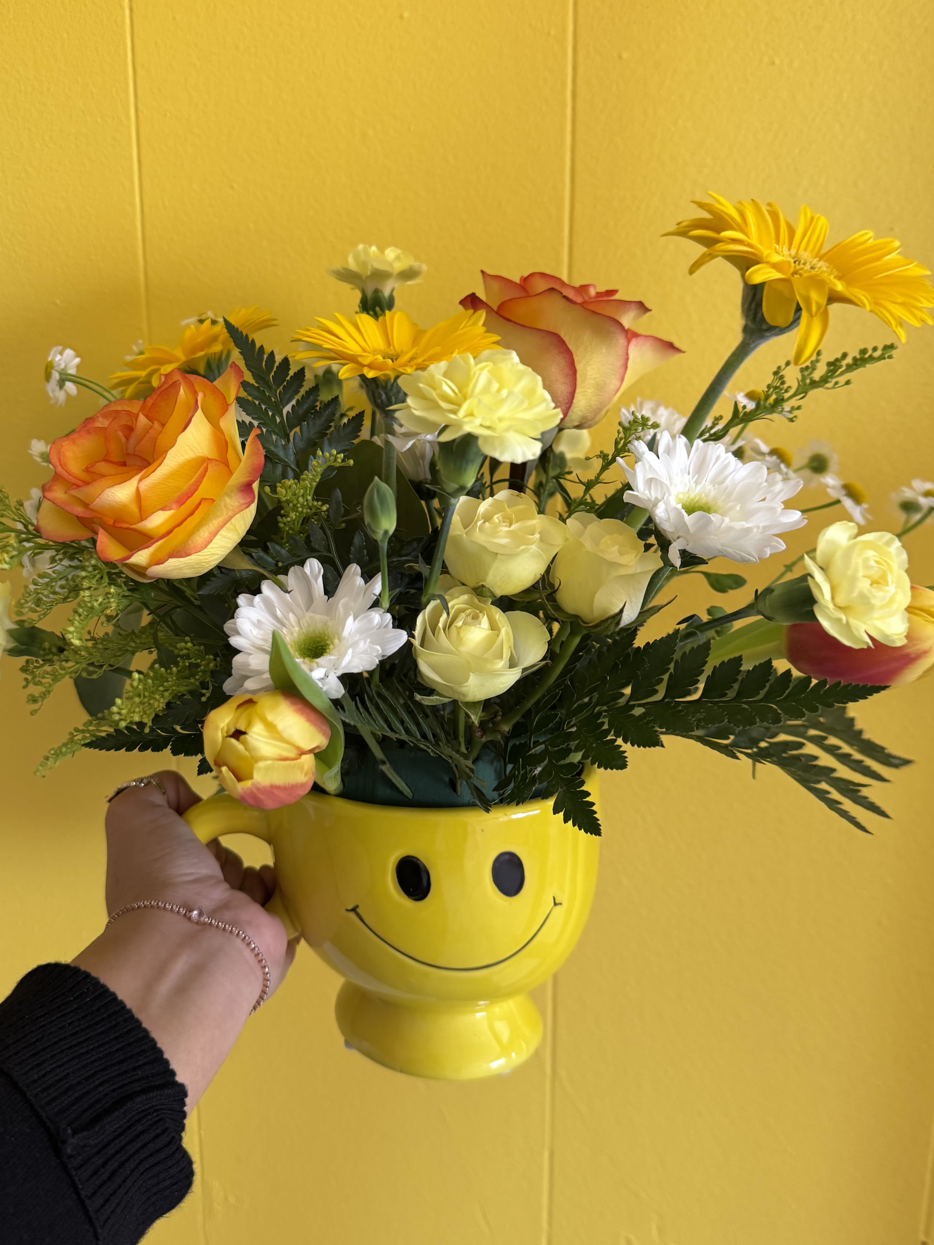 Be Happy Bouquet - Cute smiley mug with blooms. Mix of yellow flowers.