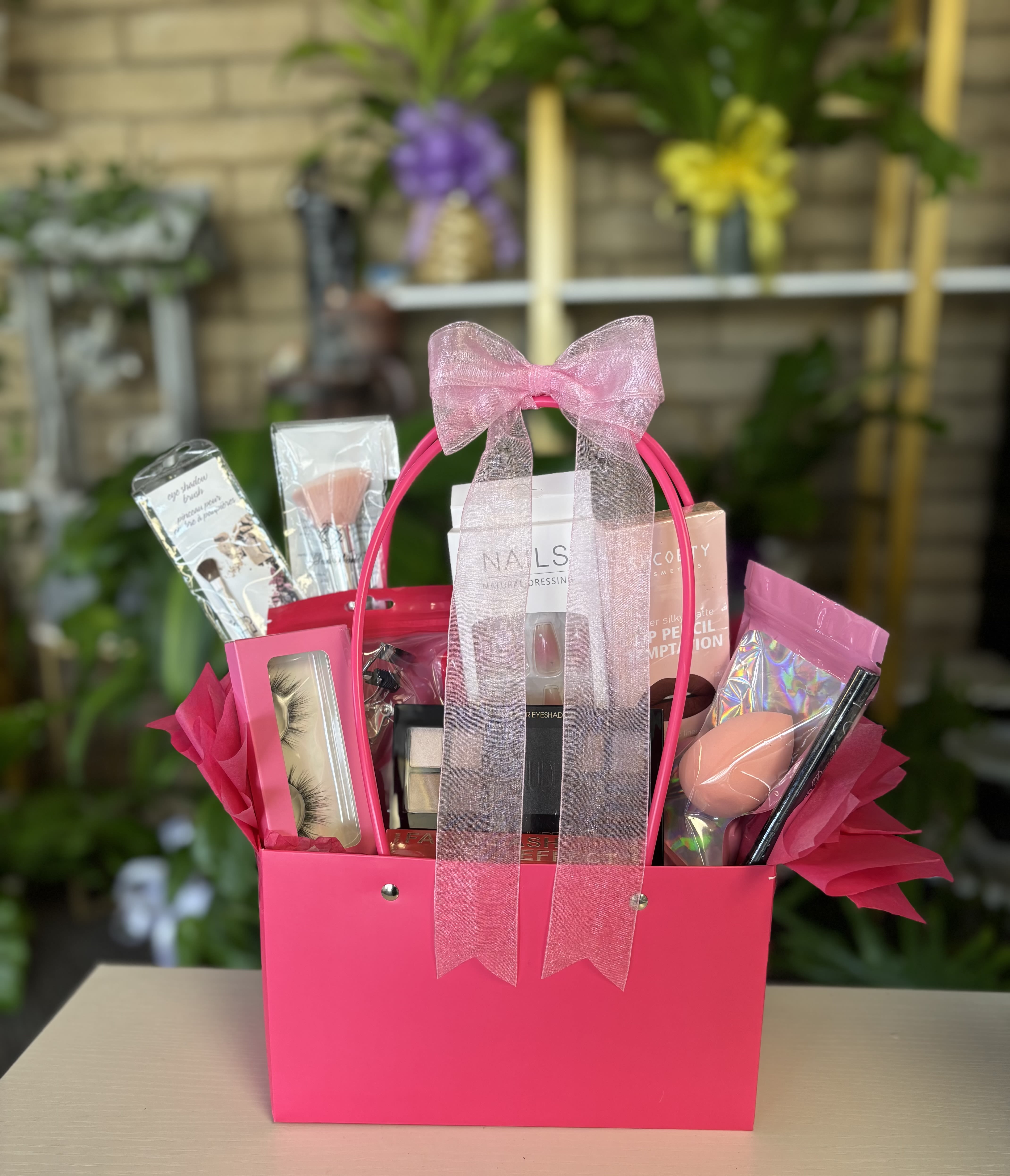 Cosmetic Bag Cosmetic Bag - Purse basket includes 10 pieces , nails , 2 brushes , lip liners , sponge, eye liner , eyelash curler , mascara , eye shadow & eye lashes