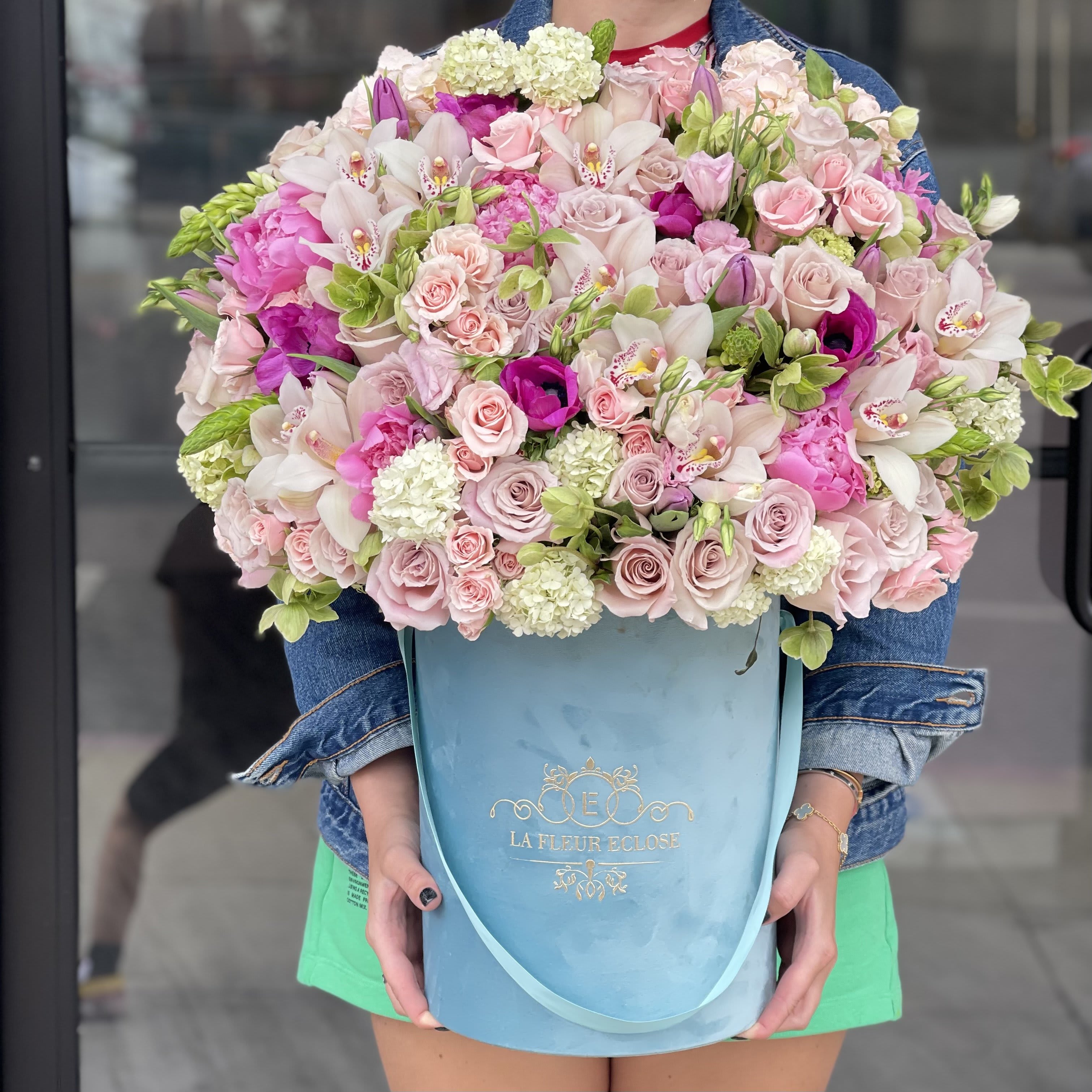 Caroline MD - Beautiful mixed flowers in our signature blue velvet box. 