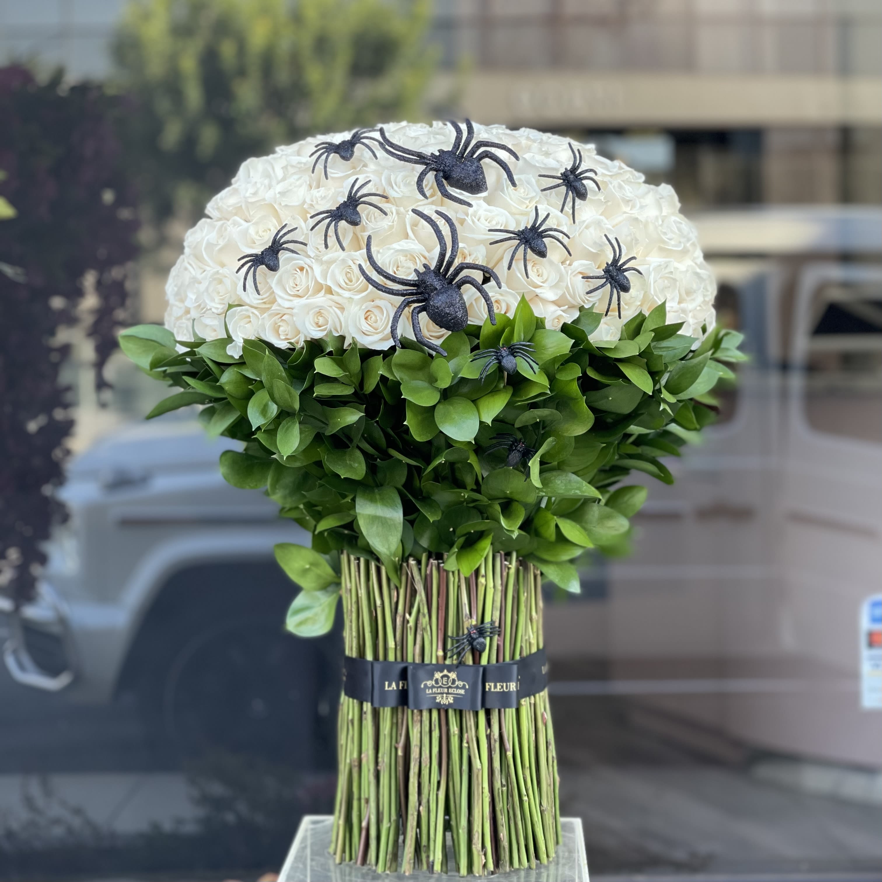 200 roses Spider bouquet  - 200 white roses Halloween bouquet with spiders. This bouquet doesn’t require a vase.