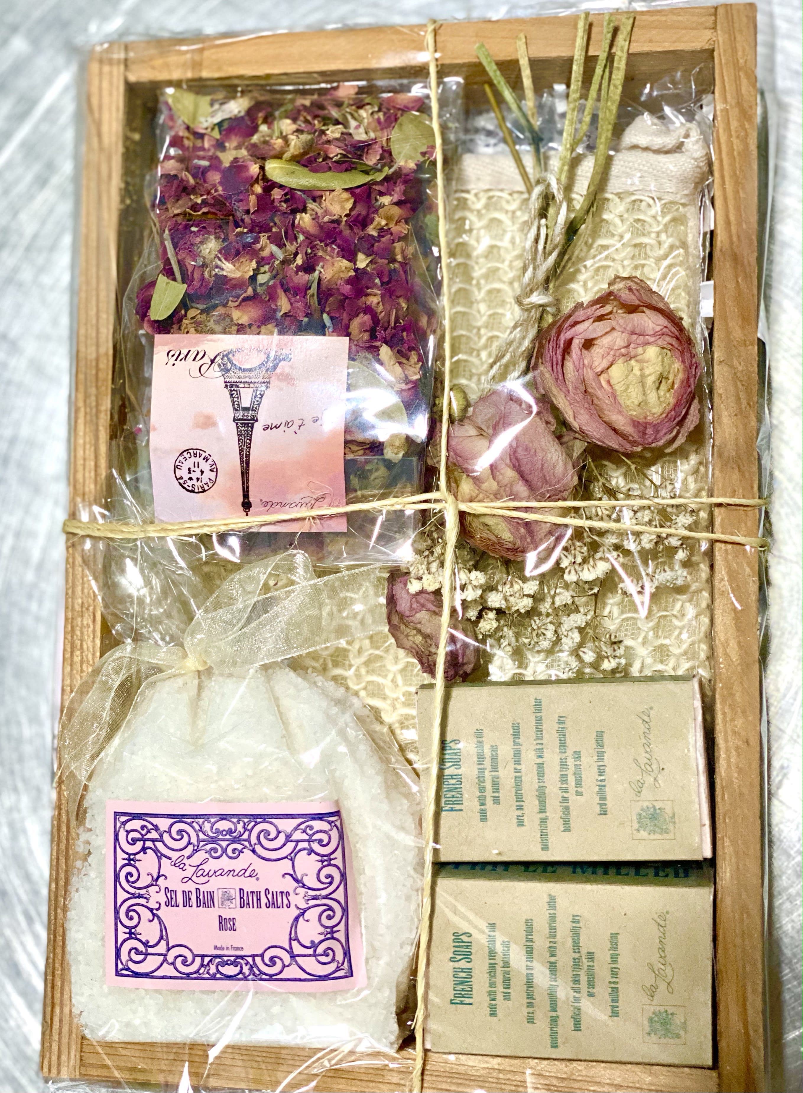 The pampering spa box Natural Rose or Lavender - When it comes to pampering yourself, a friend or a partner, this gift box is the way to go.  Contains: 1- Bath Salts Rose or Lavender: Treat yourself to a soothing soak with our luxurious French Bath Salts. Mediterranean sea salt &amp; natural minerals infuse the bathwater to soften and renew your skin. Our healing salts and gentle aromas relax the mind and body. Choose between rose or lavender natural fragrances.  2- La Lavande Savons Broyée, made with organic shea butter (Karité) and real plant pieces. The natural pieces gently exfoliate the skin while the shea butter soothes &amp; moisturizes. La Lavande Broyée French Soaps are triple-milled which creates a rich lather and a long-lasting soap 1_French lavender flowers package or Dried rose potpourri. Lavender blooms have a light pleasant clean scent and the calming properties of Lavender. Enjoy lavender in dozens of ways including adding it to potpourris, in gifts, baths and scrubs, as a room fragrance, decoration and more. Grown from the finest French lavender, each flower is cultivated from Lavender that is harvested, cut and dried in Provence.  This flower petal mixture includes pink and red rose petals, lavender and other botanicals. Fill bowls around the home or use as party favours. 1_Sisal exfoliating bath mitten. Made out of the agave plant natural fiber's. This bath mitten has a side of sisal and a side of soft relaxing material to choose what best fits your bath mood.  