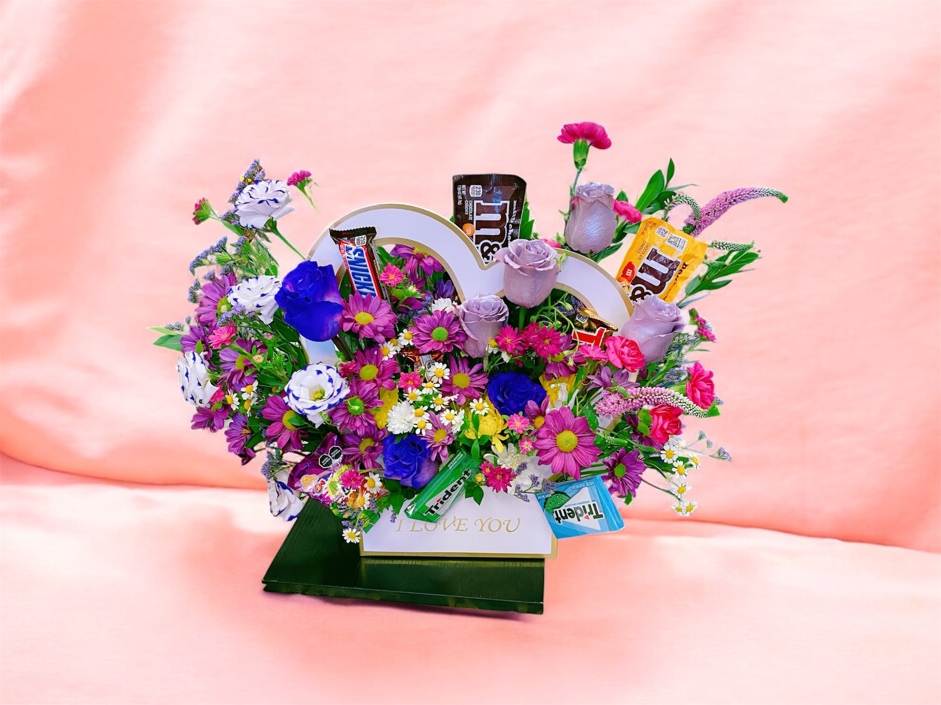 Candy and chocolates sweet vibe centerpiece Candy and chocolates sweet vibe centerpiece - Candy and chocolates sweet vibe centerpiece