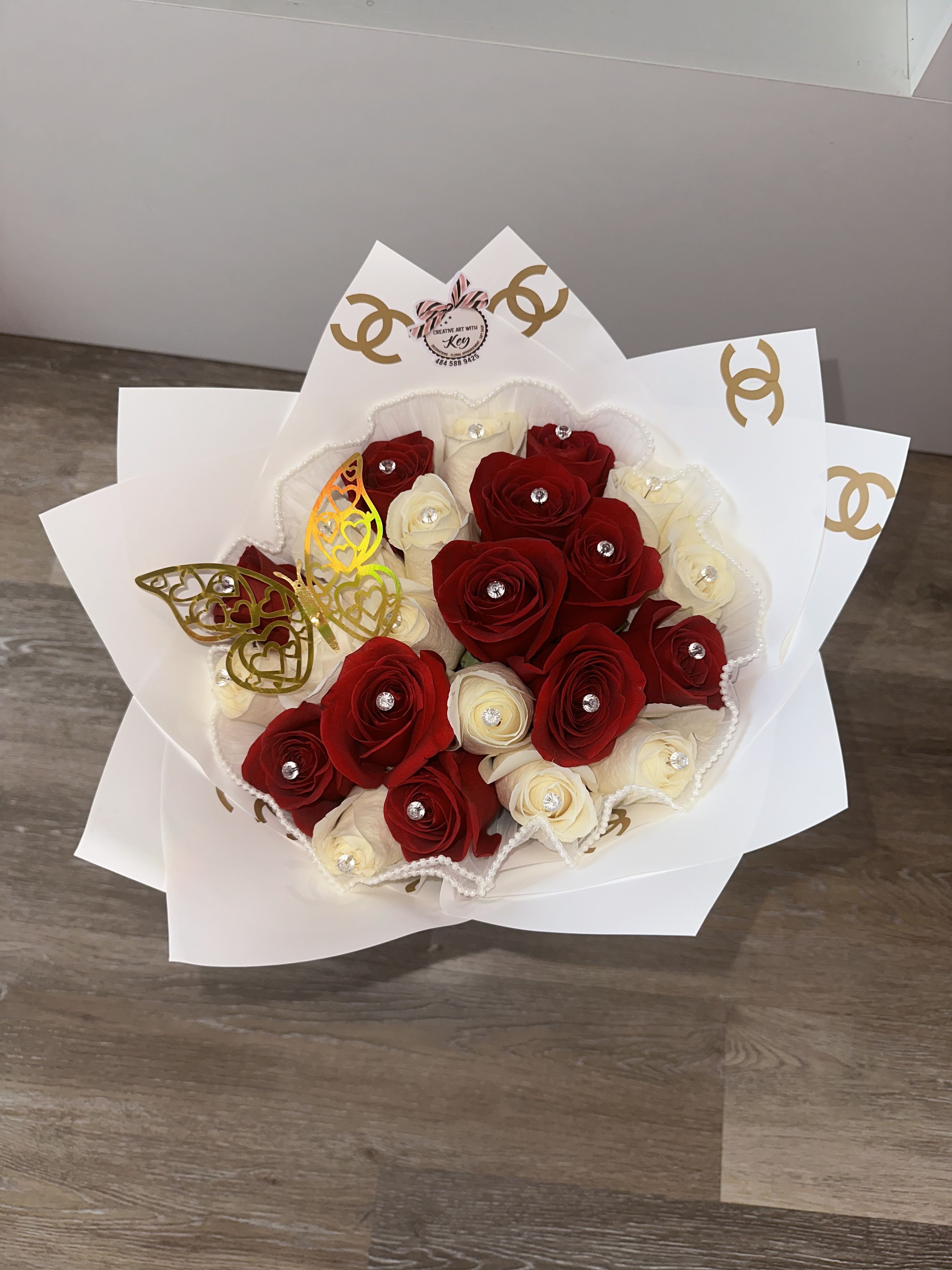 CHANEL BOUQUET WITH BEAUTIFUL WHITE ROSES CHANEL BOUQUET WITH BEAUTIFUL WHITE ROSES - CHANEL BOUQUET WITH BEAUTIFUL WHITE ROSES