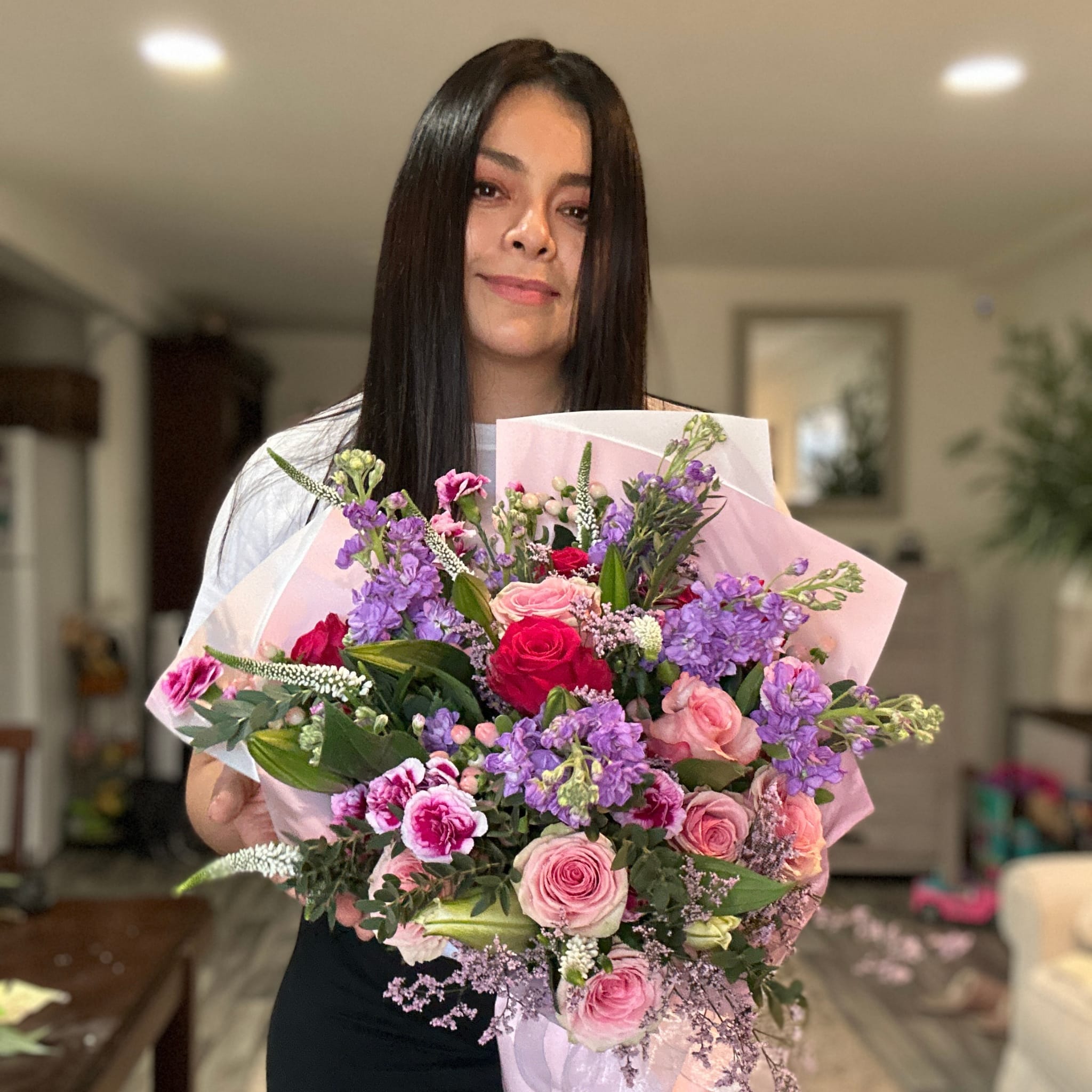 Ramo mixto de rosas y stock para Patchogue, New York Ramo mixto de rosas y stock para Patchogue, New York - Este es un ramo lindo con un mix de flores, es perfecto para regalar sin motivo alguno.