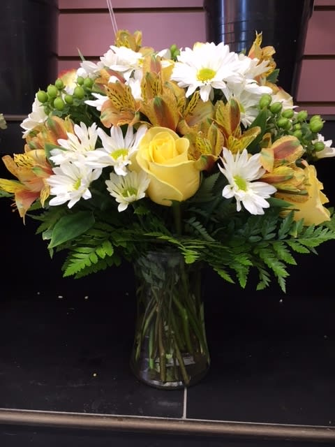 Autumn Bouquet - A gorgeous Autumn themed bouquet is sure to brighten up a room. Favoring the yellow shades, this bouquet is great for all. Send for birthdays, congratulations, and more special occasions during the Autumn season.