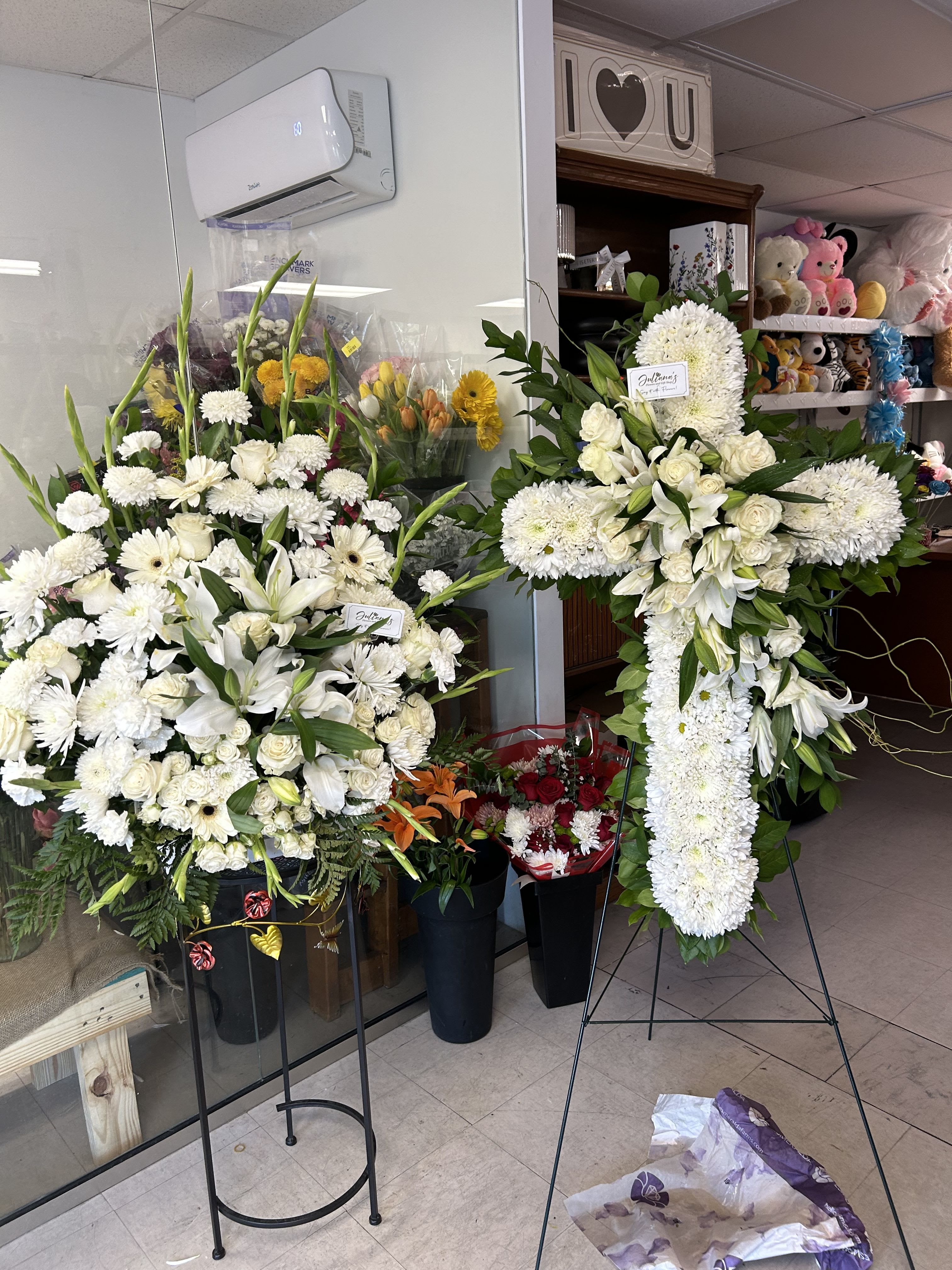 Funeral pack  - Funeral pack, large floral arrangement on base, and cross-shaped crown with natural flowers in white! Arreglo floral grande en base, y corona en forma de cruz para funeral 