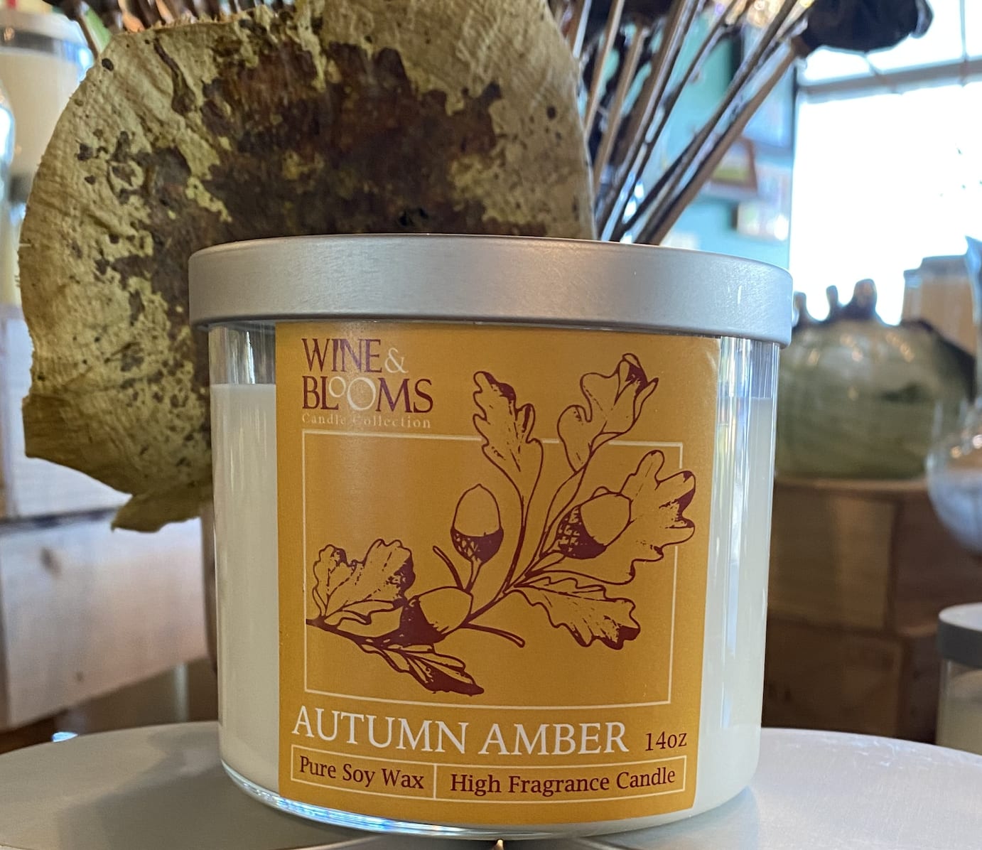 AUTUMN AMBER PURE SOY CANDLE AUTUMN AMBER PURE SOY CANDLE - Woodsy notes mingle with the sweet and tart apple accords on a crisp autumn morning.