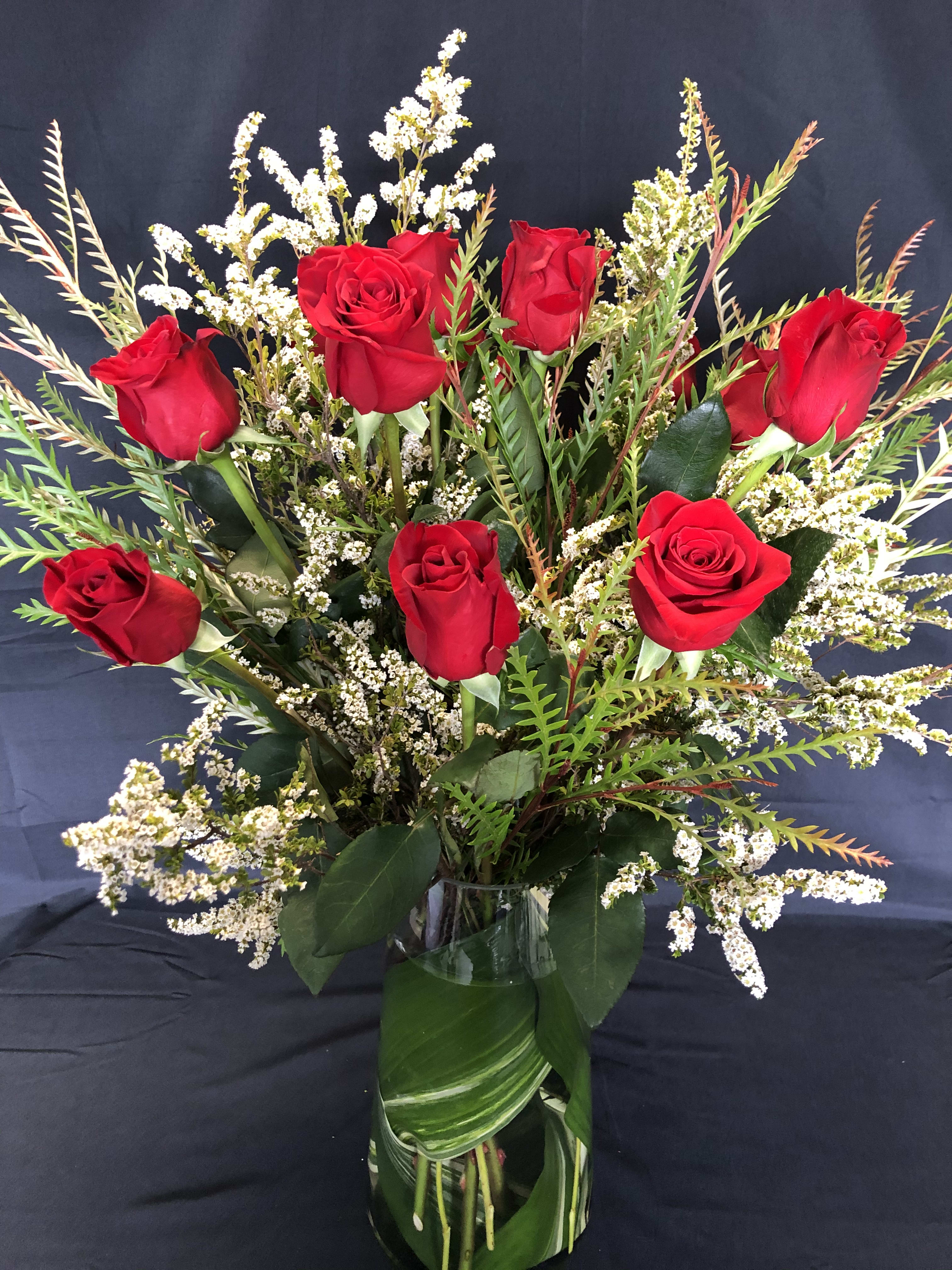 Valentine's Dozen Free with year long package.  - This year long package includes a complimentary Dozen Red Roses for Valentines.  Then you keep the love of this amazing day going all year long with a $150 monthly design.     Once you purchase this package I will contact you over email. For any questions please email me info@mercedesflowers.com Thank you for your trust and business.  It's a classic with a touch of uniqueness. These freedom red roses are magical and sweet!  ***No specific delivery time available*** The glass vase holds one dozen red roses with white or purple wax flower, grevilia (aka amazing greenery) and large decorative leaves.