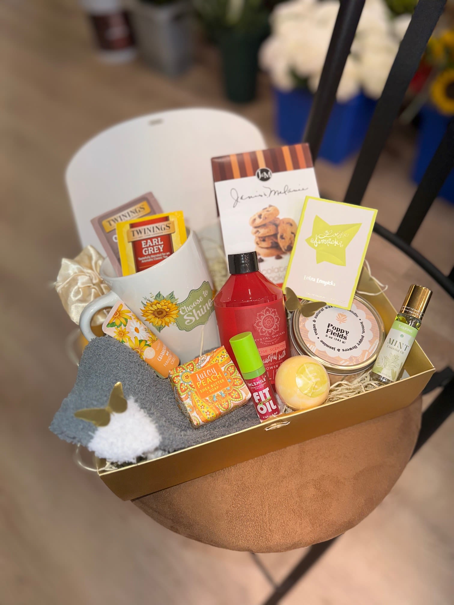Relax &amp; Recover Box - We all deserve to indulge, treat yourself or you loved ones with this gift box today! What's included: -Mug -Socks -Tea x2 -Candle -Lotion -Essential Oil  -Bath Bomb -Bar Soap  -Bath Bomb -Scrunchie  -Perfume Sample Size   This item can be delivered locally or shipped anywhere in the USA, please call to inquire for shipping cost!  Please let us know if you have any datary issues so we can replace if needed   *Products in boxes may very due to availably*   