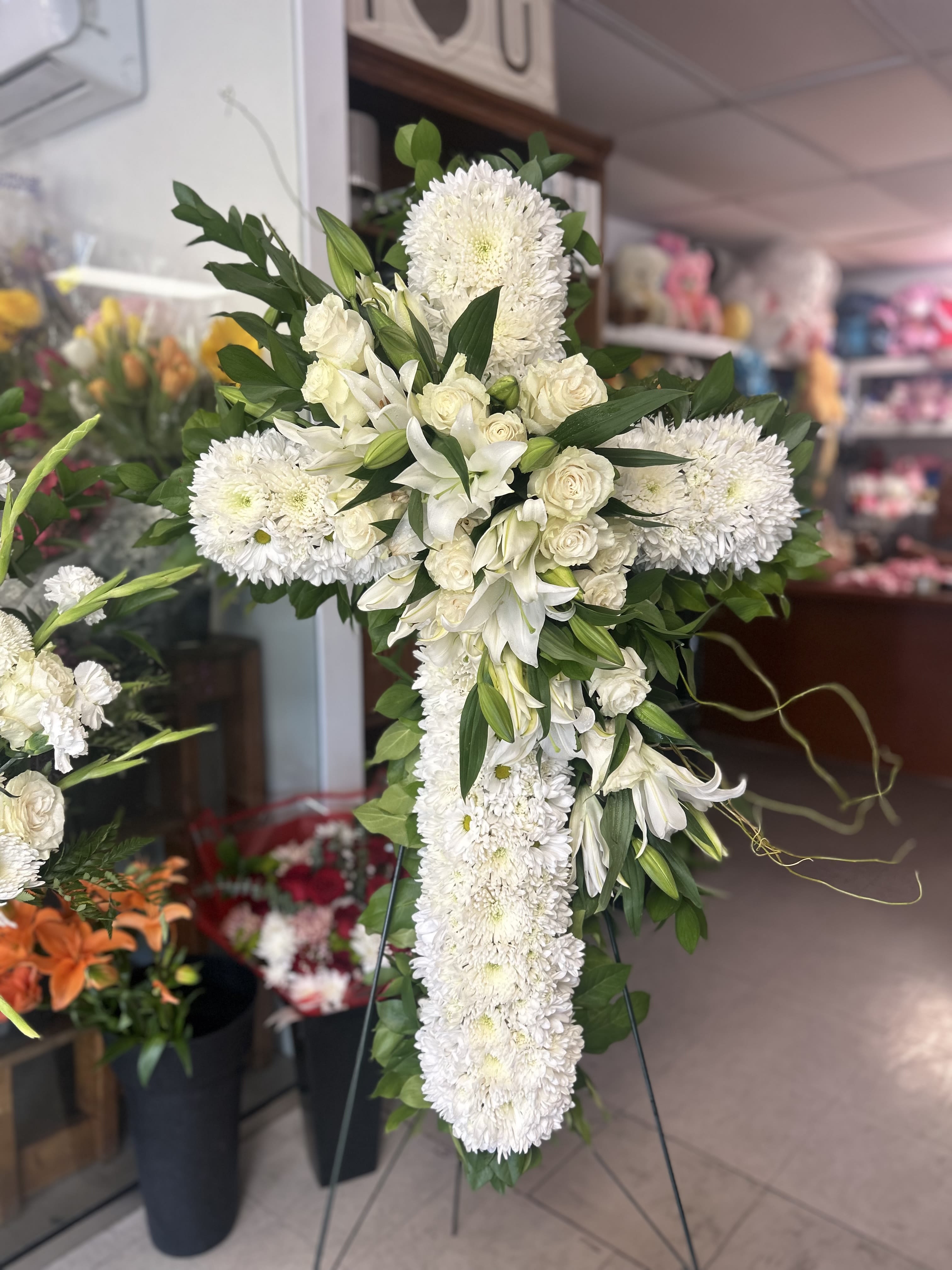 Cross for funeral  - Cross for funeral in white color, Corona para funeral en forma de cruz, en color blanco 