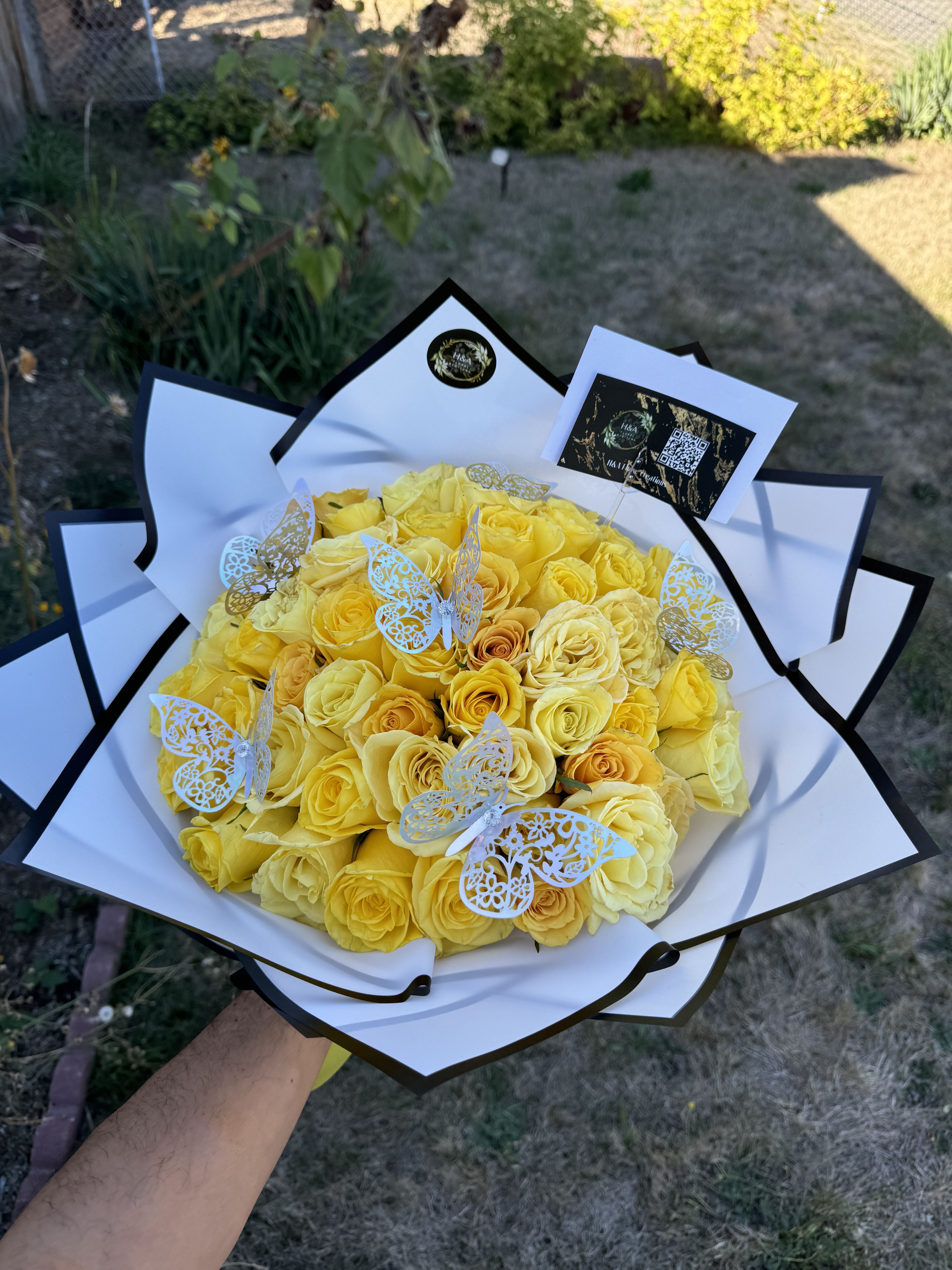 Yellow roses bouquet (36 roses ) - Do not let her be an expectant and make her the protagonist this next yellow flower day, give love through flowers, 36 roses adorn this beautiful bouquet, accompanied by, butterflies and crystal crown available every day  No dejes que sea expectadora y hazla protagonista este proximo dia de las flores amarillas, regala amor atravez de las flores , 36 rosas adornan este precioso ramo , acompañado de , mariposas y corona de cristales  disponible todos los dias