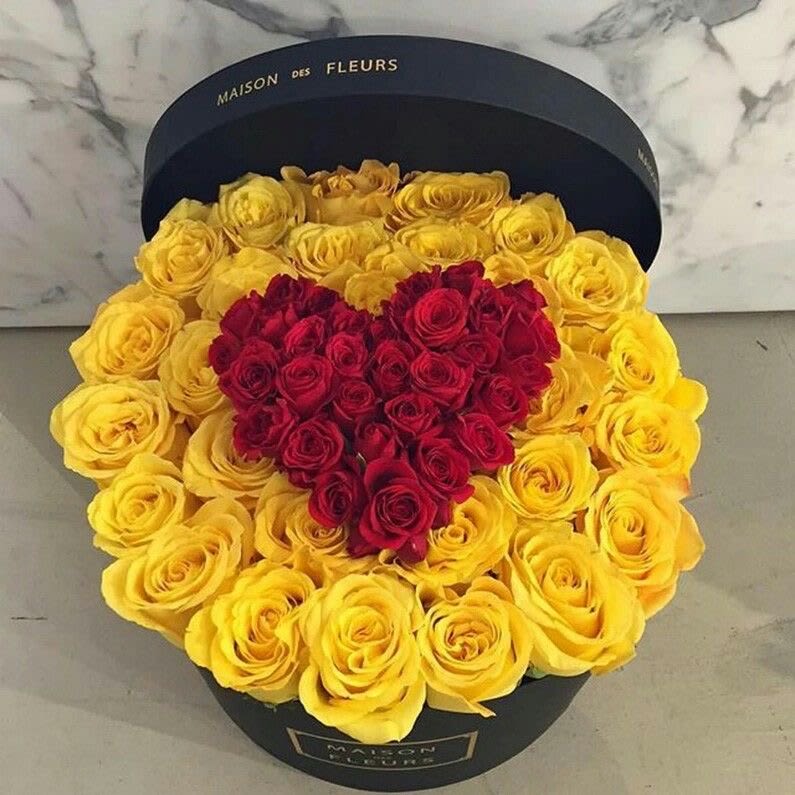 My heart is yours roses box  - In love with this cute box of roses in yellow tones with red roses in the shape of a heart in the center, a unique detail and full of emotions, available every day.