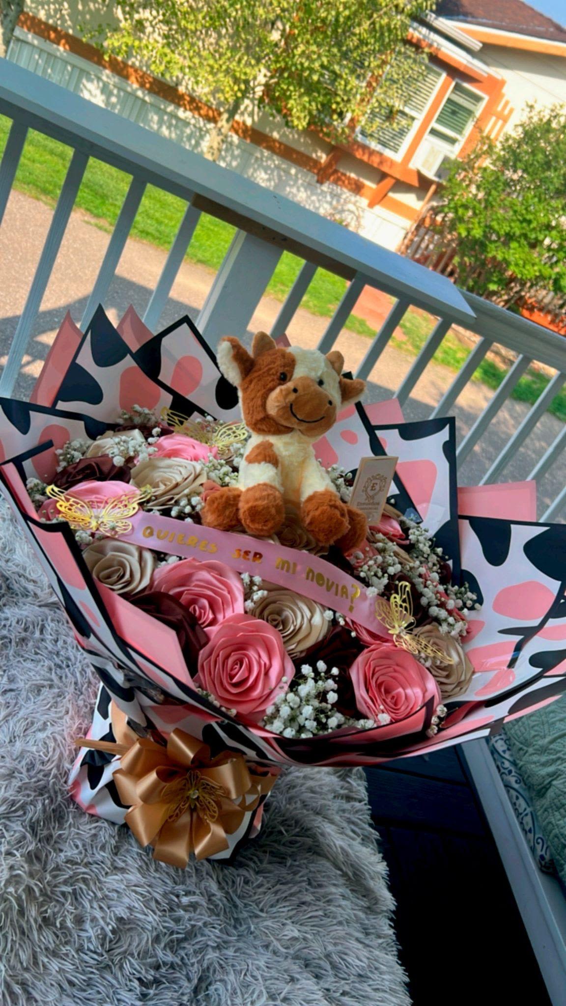 Ramo de hermosas rosas eternas. - Ramo de rosas eternas con rosado, beige, y gipsofilia