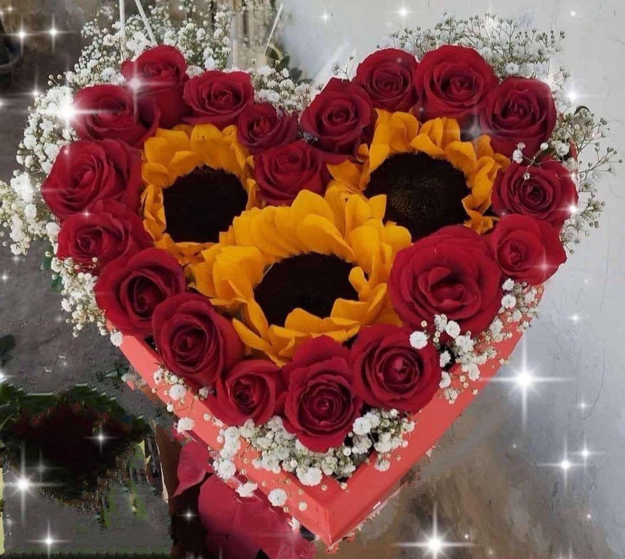cajita de corazon, trio girasoles - caja de corazon elaborada con 20 rosas rosas, 3 girasoles y gipsofilia, el color de las flores pueden ser modificadas al gusto.