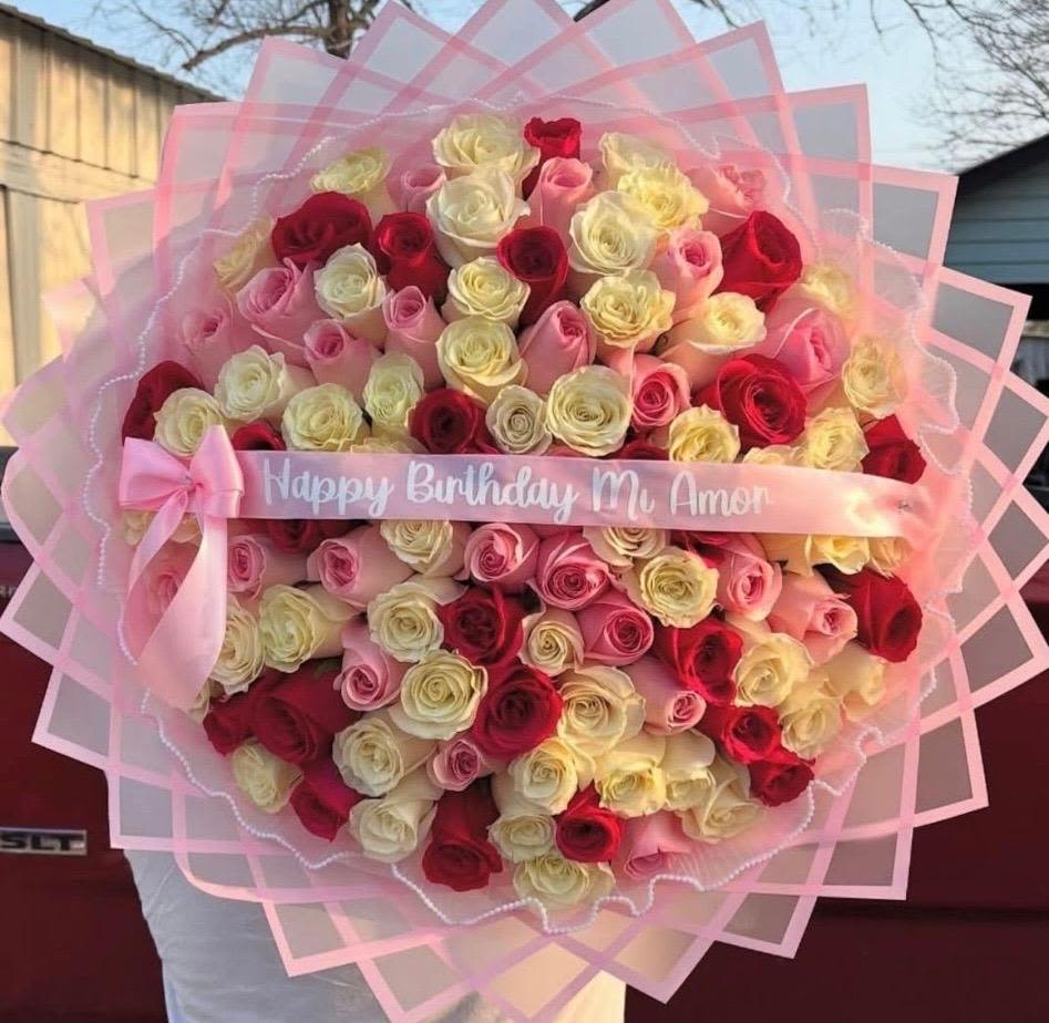 Buchon de rosas multicolor. - Buchon elaborado con un total de 100 rosas surtidas blancas, rosadas, y rojas.