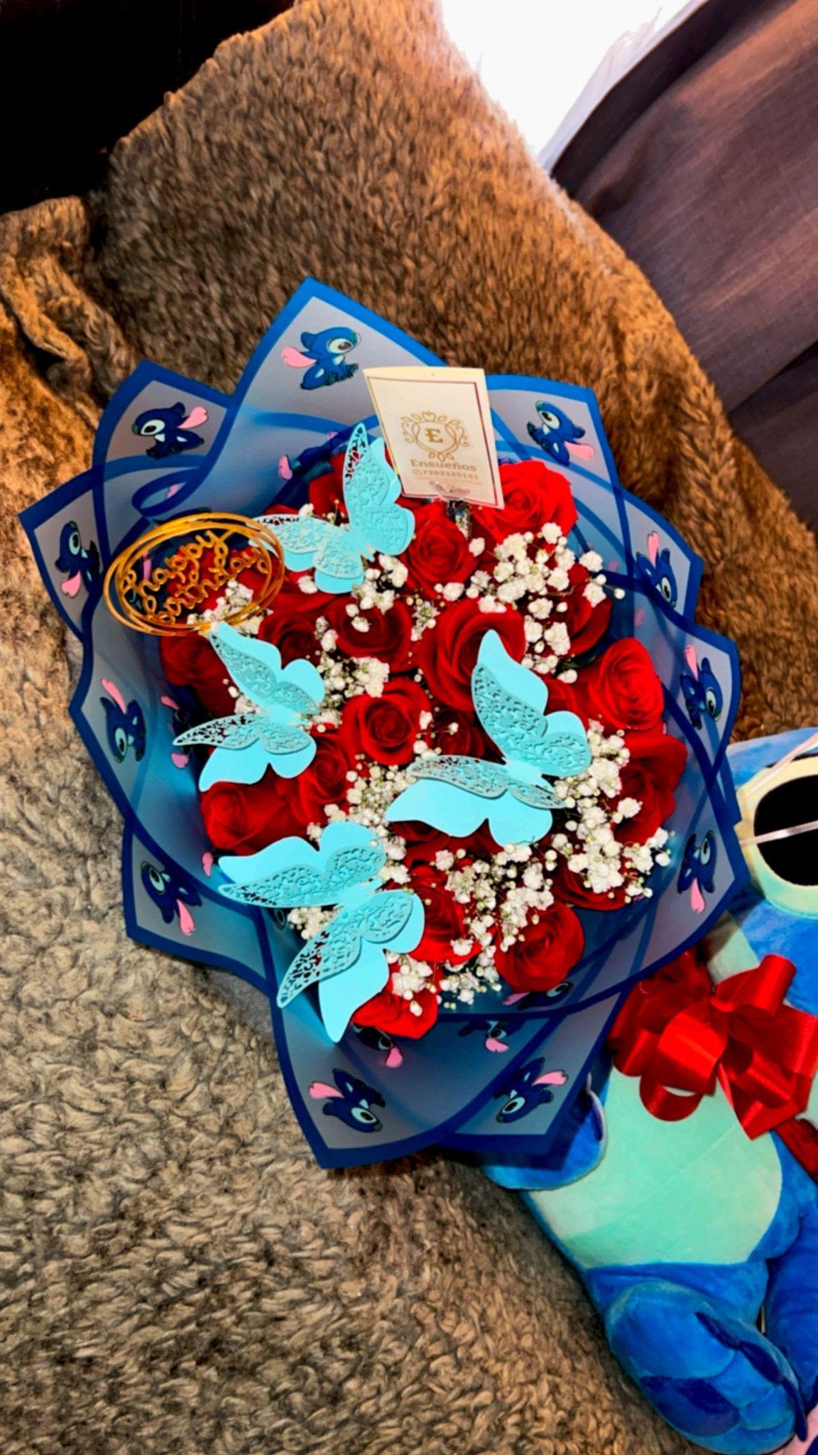 Hermoso ramo de rosas rojas  - Ramo elaborado con 20 rosas rojas, mariposas artificiales color azul y ´papel azul. se le pueden agregar cualquier tipo de personalizaciones.