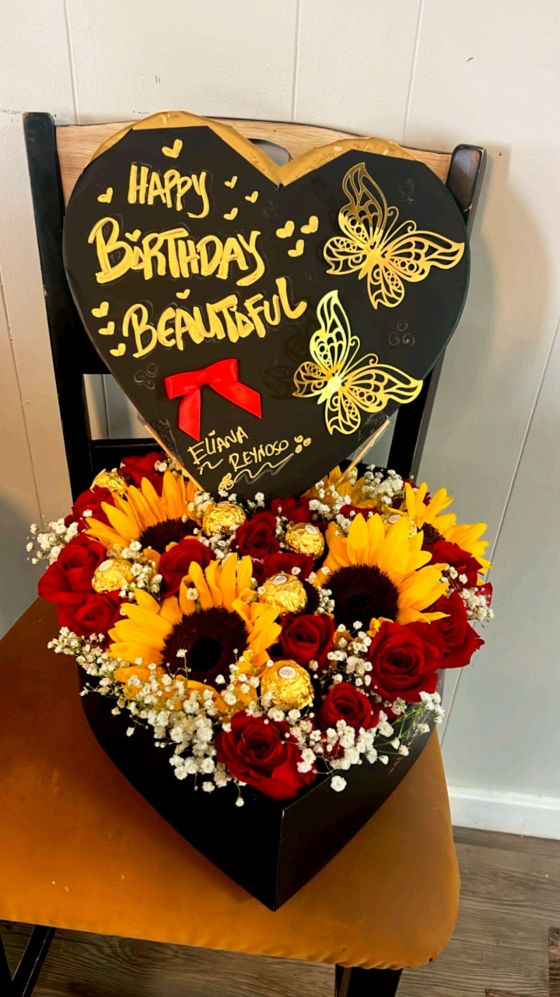 Hermosa caja de girasoles y rosas - Cajita elaborada con 5 girasoles, 18 rosas, y gipsofilia, la cajita viene con chocolates y el color de las rosas se puede personalizar al gusto.