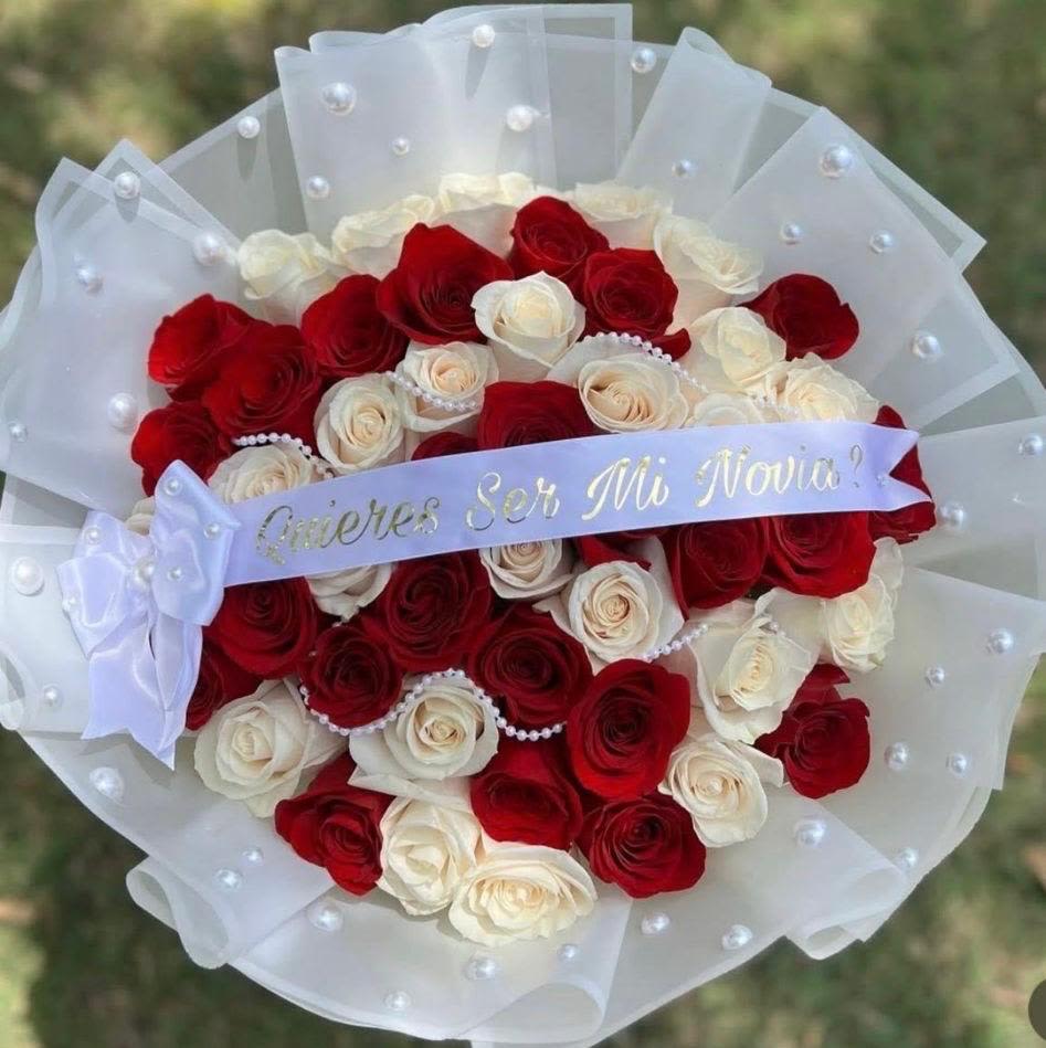 Ramo buchon bicolor - Ramo buchon elaborado con 50 rosas surtidas en blanco y rojo, el color se puede personalizar al gusto.