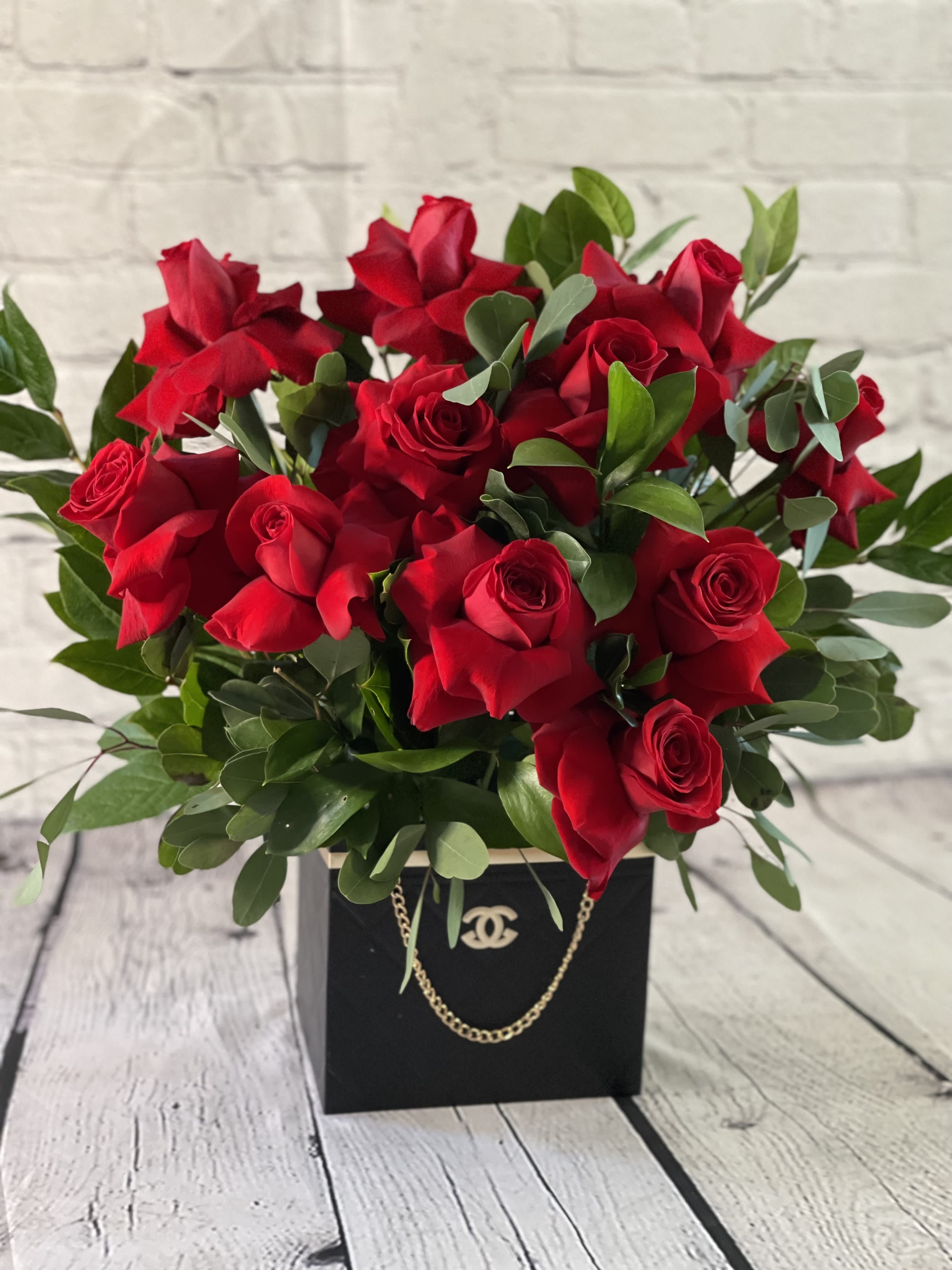 Chic Box - Looking for the perfect way to brighten up that special someone's day? Look no further than the &quot;Chic Box&quot; from our flower collection! This exquisite box is thoughtfully arranged with 12, 18, or 24 gorgeous Ecuadorian roses and delicate green fillers, creating a stunning and mesmerizing bouquet that is sure to captivate anyone's heart.  Whether you're celebrating a special occasion or want to show someone how much they mean to you, the &quot;Chic Box&quot; is the perfect way to convey your feelings. Each Ecuadorian rose is hand-selected for its beauty and freshness, ensuring that your gift will be of the highest quality and make a lasting impression.  So why wait? Order your &quot;Chic Box&quot; today and let that special person know just how much they mean to you with the most breathtaking gift of all – love and beauty in one box!