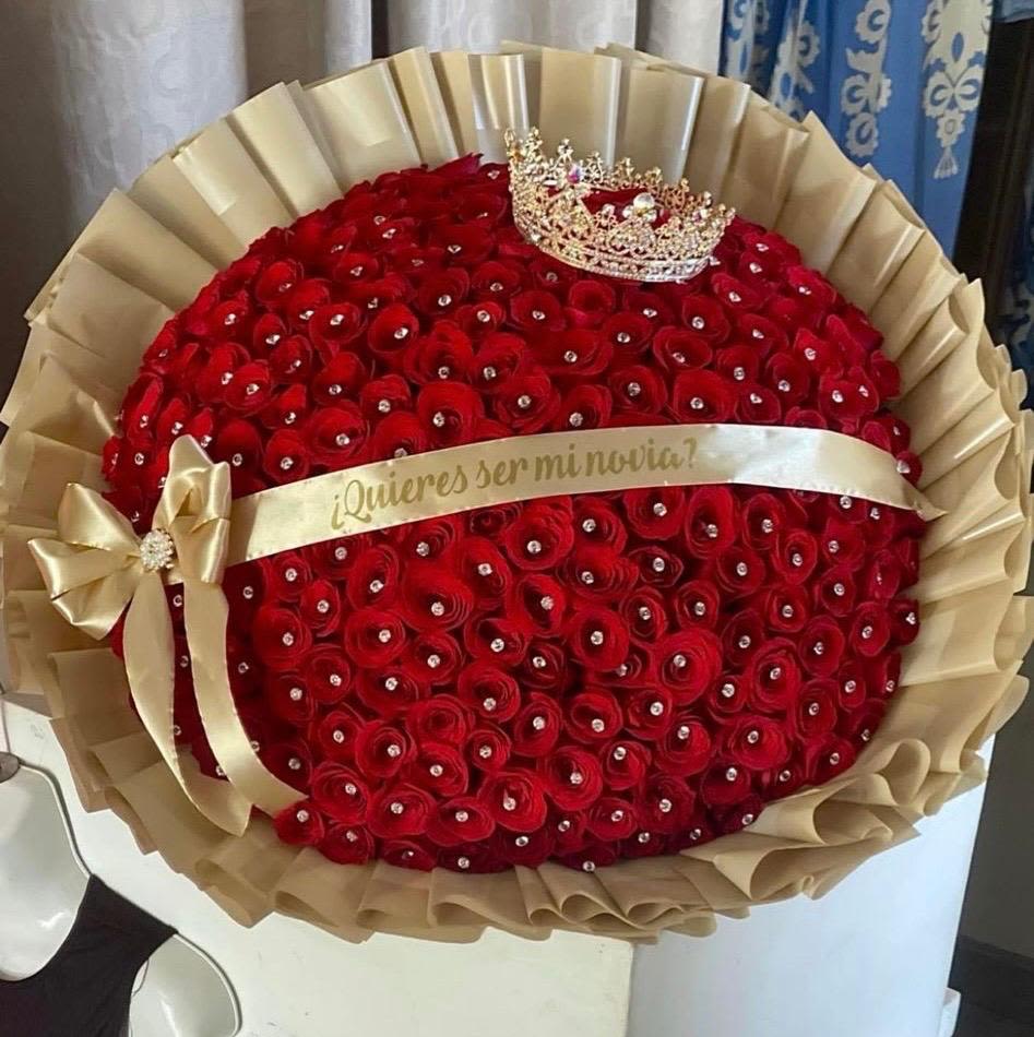Ramon Buchon de rosas rojas - Ramon buchon elaborado con 250 rosas rojas y corona incluida, el color de las rosas puede ser personalizada al gusto