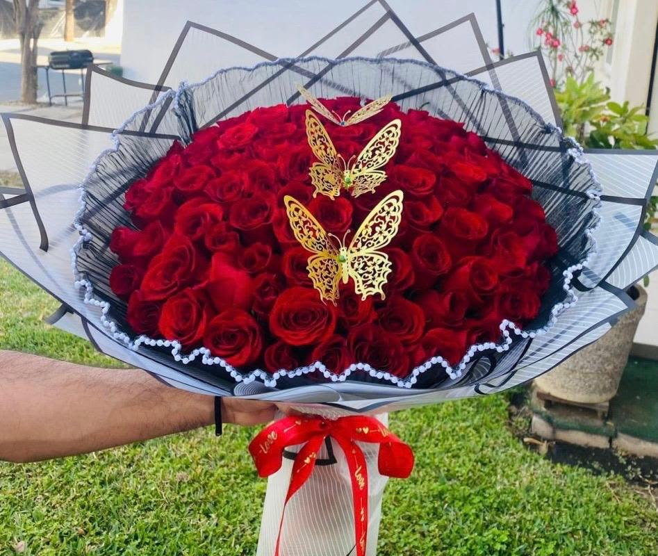 Ramo buchon de rosas rojas - Ramo buchon elaborado con 100 rosas rojas y mariposas articificiales, el color se puede personalizar al gusto.