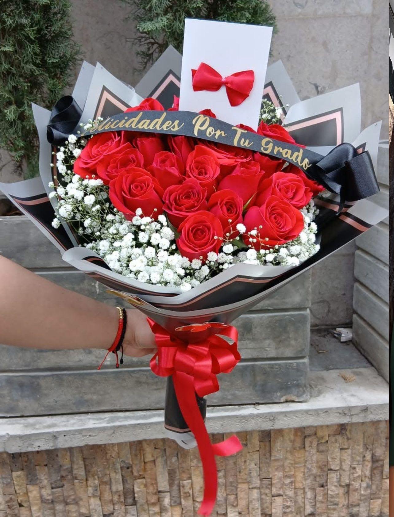 Mini buchon color rojo - Mini buchon elaborado con 25 rosas y gipsofilia, el color se puede personalizar al gusto.