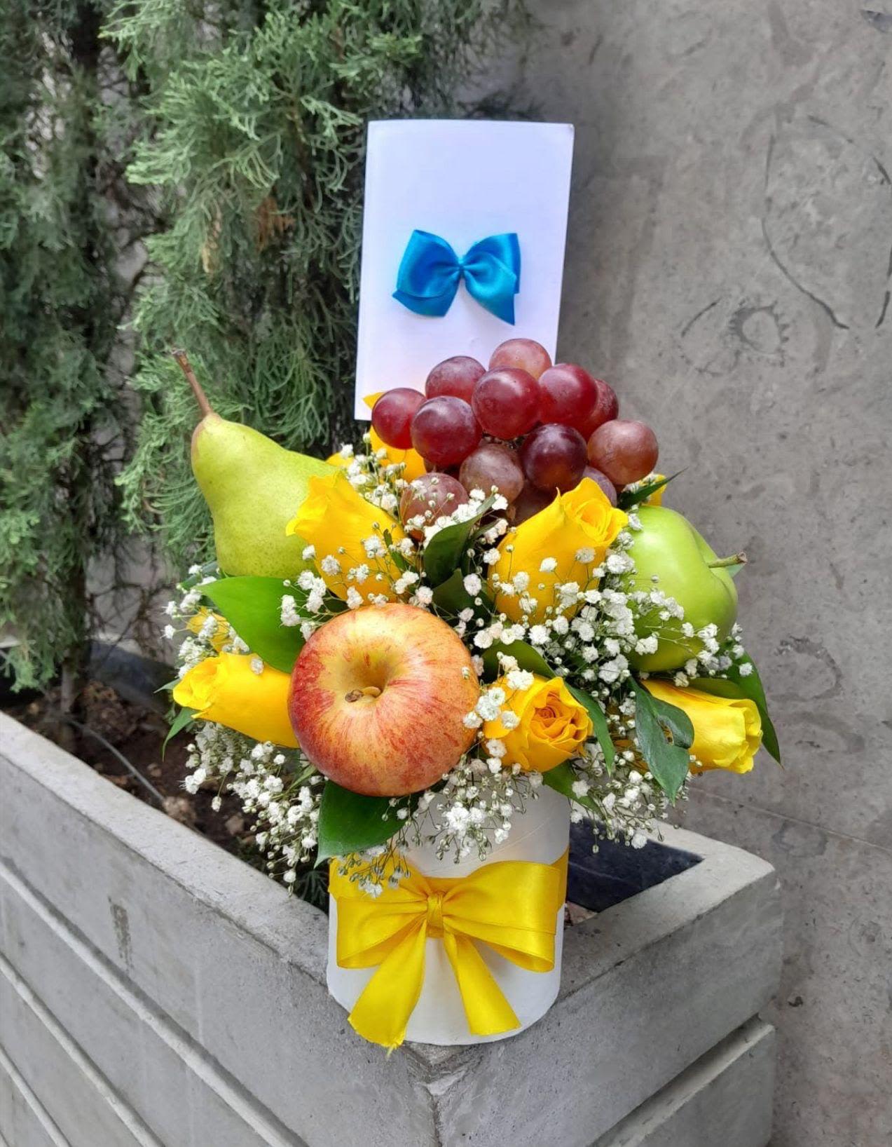 Hermoso arreglo frutal - Arreglo frutal con frutas variadas, y rosas amarillas, el color y las frutas se pueden escoger al gusto.