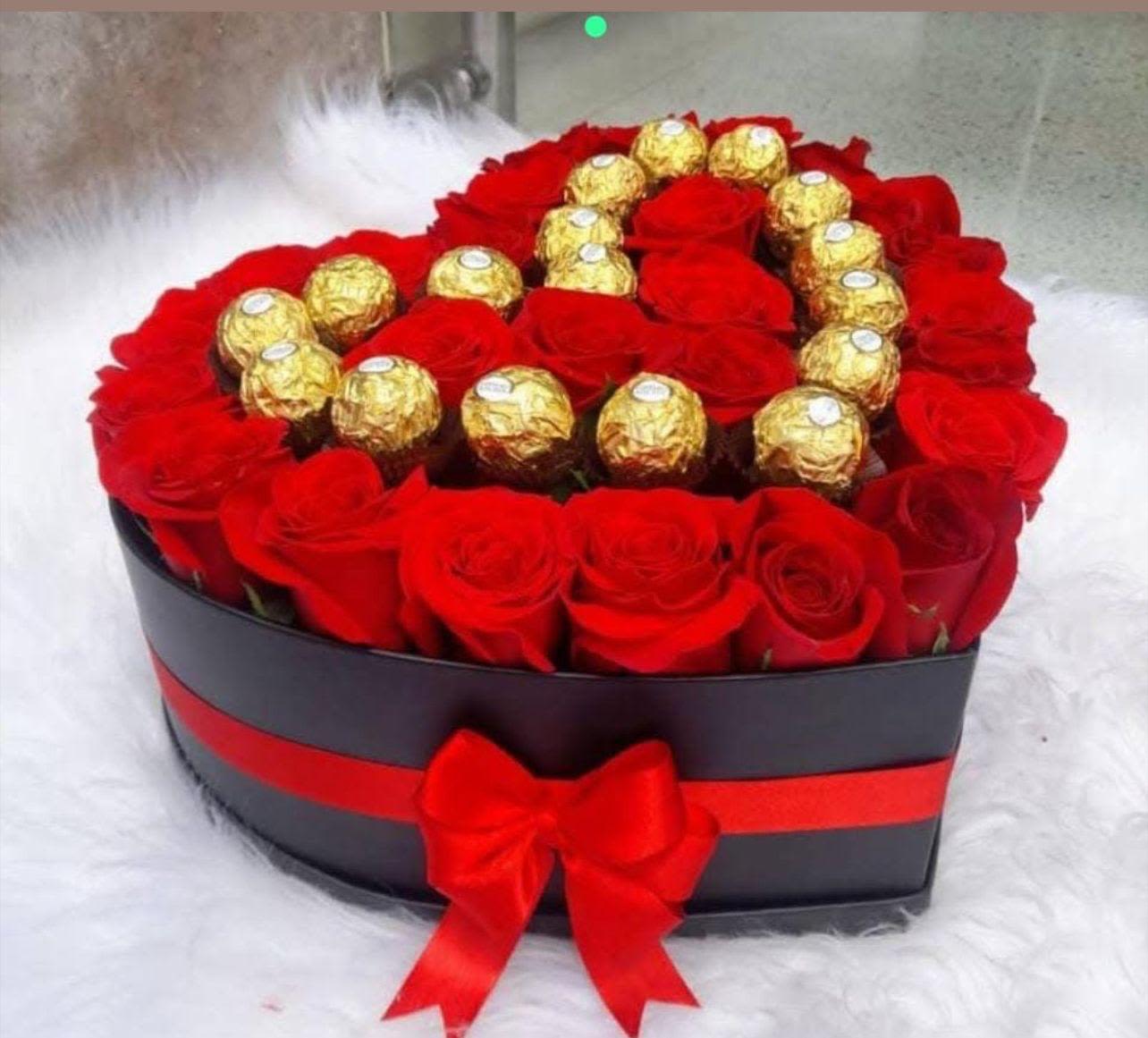 Caja de rosas y chocolates - Hermosa caja elaborada con 25 rosas rojas y chocolates, el arreglo se puede personalizar al gusto.