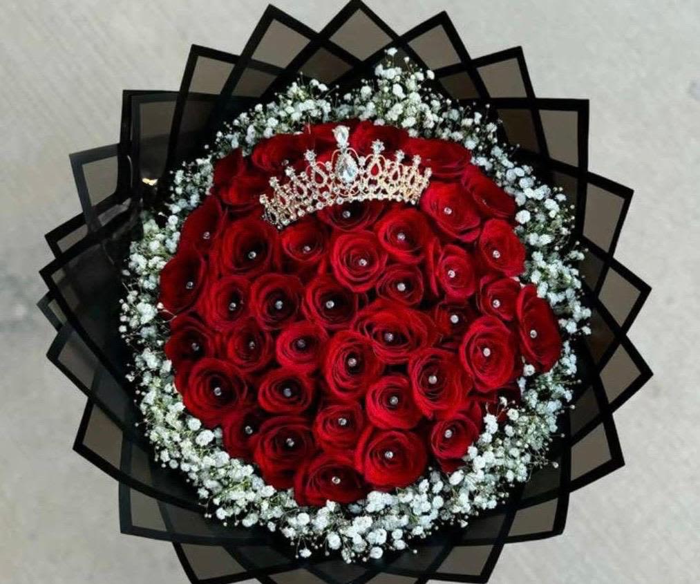 Hermoso buchon con rosas rojas. - Buchon elaborado con 50 rosas rojas y gipsofilia, el ramo viene con una corona y el color del ramo puede ser personalizado al gusto.