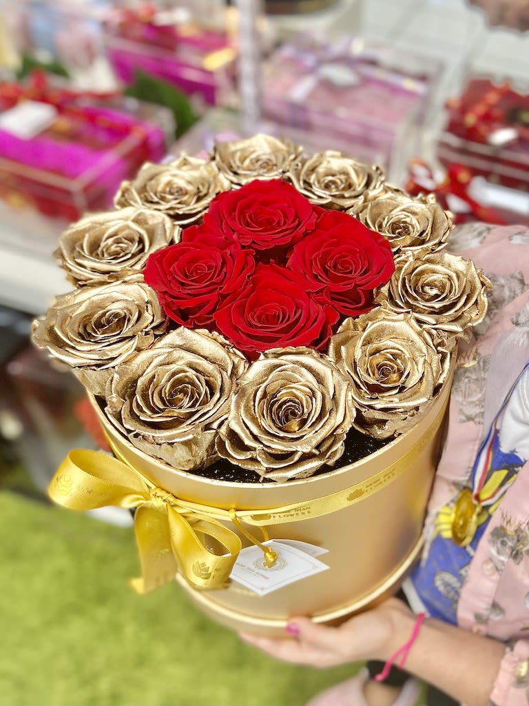 Eternal Roses Round Box - Gold Box, Gold/Red - Round Box Eternal Roses: We stopped the clock for our preserved roses to experience our Preserved Deluxe Collection timelessly. Decorated in our signature boxes and completed with a bow and a personalized card message, trendy and fancy. (22-24 Large Roses / 16-18 XL Roses) Last up to 3 years. Avoid direct sunlight, dust, water or excessive heat. *Available for Nationwide Shipping (5-7 days shipping time)