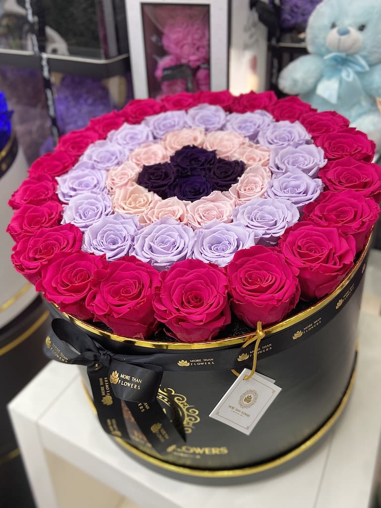 Magna Round Box Eternal Roses - Black Box, Pinks Evil Eye - Magna Round Box Eternal Roses: We stopped the clock for our preserved roses to experience our Eternal Deluxe Collection timelessly. 48- 50 preserved roses decorated in our signature deluxe magna round boxes and completed with a bow and a personalized card message, trendy and fancy. Roses that Last 3 years.